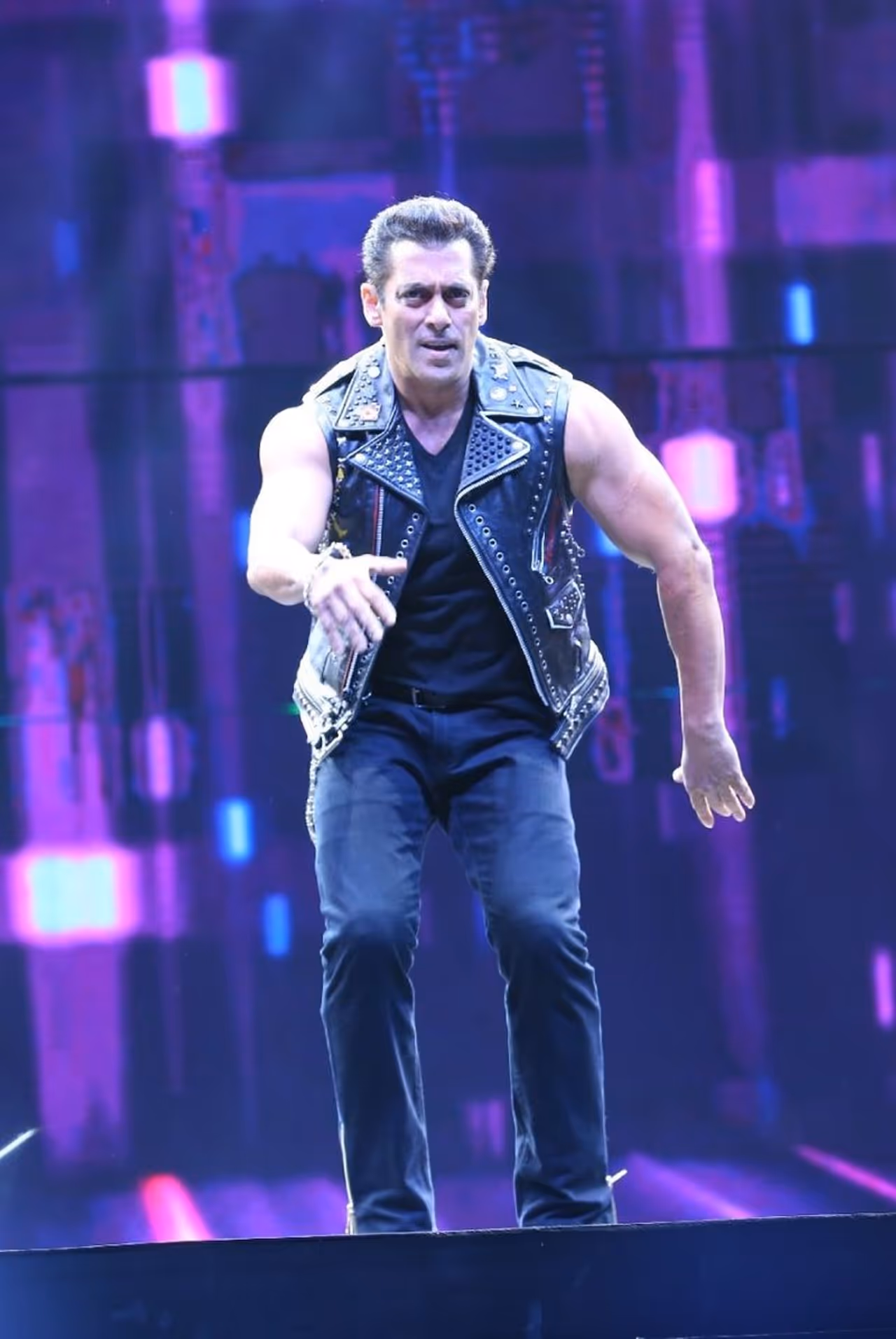 ప్రముఖ దర్శకుడు ప్రభుదేవా దర్శకత్వంలో తెరకెక్కిన దబాంగ్ 3 చిత్రం డిసెంబర్ 20న ప్రేక్షకుల ముందుకు రానుంది. ఈ చిత్రంలో సల్మాన్ ఖాన్, సోనాక్షి సిన్హా జంటగా నటించారు. ప్రముఖ దర్శకుడు ప్రభుదేవా దర్శకత్వంలో తెరకెక్కిన దబాంగ్ 3 చిత్రం డిసెంబర్ 20న ప్రేక్షకుల ముందుకు రానుంది. ఈ చిత్రంలో సల్మాన్ ఖాన్, సోనాక్షి సిన్హా జంటగా నటించారు.