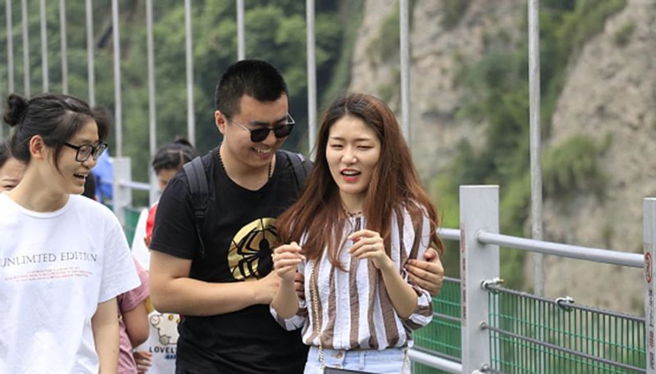 ചൈനയിലെ ഹെബി പ്രവിശ്യയിലുള്ള ചില്ലുപാലങ്ങളാണ് അടക്കുന്നത്. സഞ്ചാരികളുടെ നെഞ്ചിടിപ്പ് കൂട്ടുന്ന ചില്ലുപാലങ്ങള് അടച്ച് പൂട്ടാനൊരുങ്ങി ചൈന. സുരക്ഷാ ഭീഷണികള് ചൂണ്ടിക്കാണിച്ചാണ് തീരുമാനം. ചൈനയിലെ ഹെബി പ്രവിശ്യയിലുള്ള ചില്ലുപാലങ്ങളാണ് അടക്കുന്നത്. ചൈനയിലെ ഹെബി പ്രവിശ്യയിലുള്ള ചില്ലുപാലങ്ങളാണ് അടക്കുന്നത്. സഞ്ചാരികളുടെ നെഞ്ചിടിപ്പ് കൂട്ടുന്ന ചില്ലുപാലങ്ങള് അടച്ച് പൂട്ടാനൊരുങ്ങി ചൈന. സുരക്ഷാ ഭീഷണികള് ചൂണ്ടിക്കാണിച്ചാണ് തീരുമാനം. ചൈനയിലെ ഹെബി പ്രവിശ്യയിലുള്ള ചില്ലുപാലങ്ങളാണ് അടക്കുന്നത്.