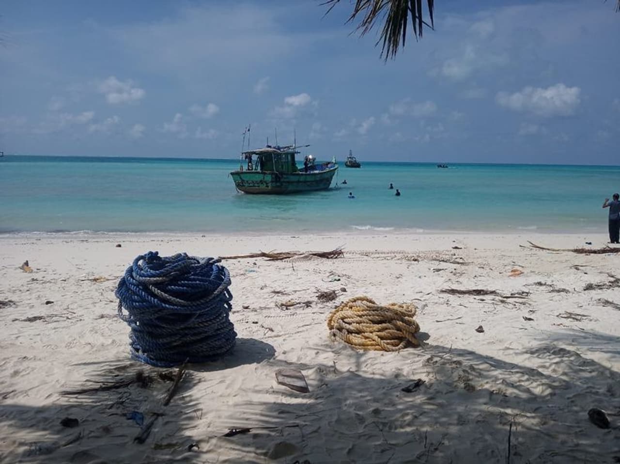 ലക്ഷദ്വീപുകാരും ഉദ്യോഗസ്ഥരും ഒത്തുപിടിച്ചപ്പോള്‍ കേരളത്തിലെ മത്സ്യത്തൊഴിലാളികൾക്ക്, ലക്ഷദ്വീപിലുറച്ച തങ്ങളുടെ ബോട്ട് തിരിച്ചെടുക്കാൻ കഴിഞ്ഞു.