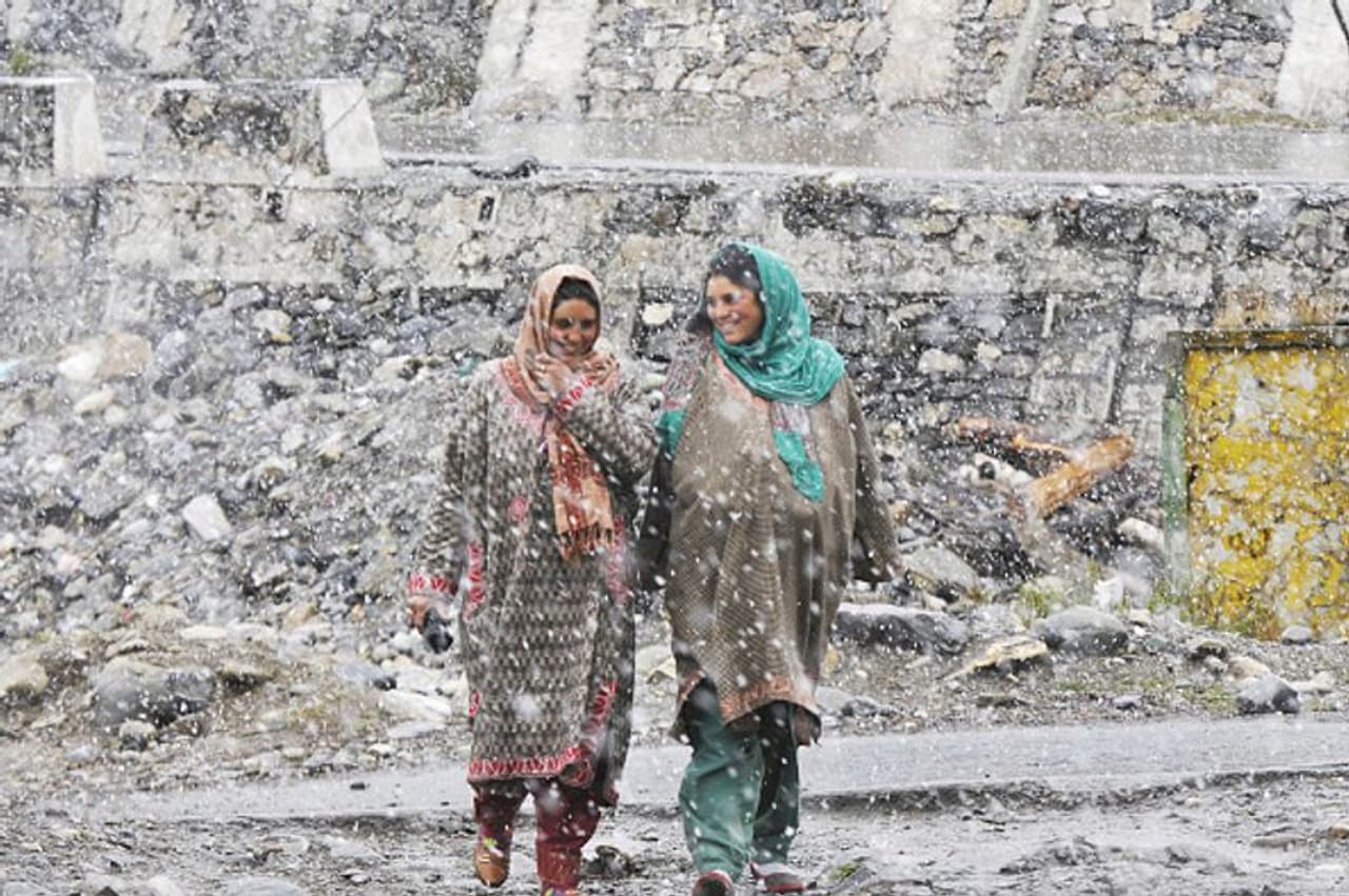 അടുത്ത മൂന്ന് ദിവസങ്ങളിൽ സമതലങ്ങളിൽ കനത്ത മഴ ലഭിക്കുമെന്നും ജമ്മു കശ്മീരിലെ ഉയർന്ന പ്രദേശങ്ങളിൽ കനത്ത മഞ്ഞുവീഴ്ച ഉണ്ടാകുമെന്നുമായിരുന്നു പ്രാദേശിക കാലാവസ്ഥാ വകുപ്പിന്റെ അറിയിപ്പ്. അടുത്ത മൂന്ന് ദിവസങ്ങളിൽ സമതലങ്ങളിൽ കനത്ത മഴ ലഭിക്കുമെന്നും ജമ്മു കശ്മീരിലെ ഉയർന്ന പ്രദേശങ്ങളിൽ കനത്ത മഞ്ഞുവീഴ്ച ഉണ്ടാകുമെന്നുമായിരുന്നു പ്രാദേശിക കാലാവസ്ഥാ വകുപ്പിന്റെ അറിയിപ്പ്.