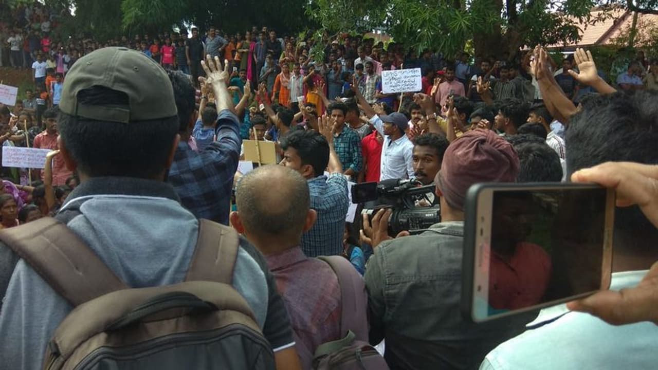 സംയുക്ത കായിക അധ്യാപക സംഘടനയുടെ നേതൃത്ത്വത്തിലാണ് പ്രതിഷേധം സംഘടിപ്പിച്ചത്. സംയുക്ത കായിക അധ്യാപക സംഘടനയുടെ നേതൃത്ത്വത്തിലാണ് പ്രതിഷേധം സംഘടിപ്പിച്ചത്.