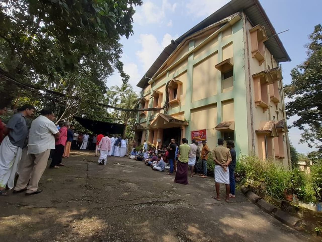 കേന്ദ്ര പൊതുമേഖലാ സ്ഥാപനമായ ബിഎസ്എന്എല്ലിലെ താത്ക്കാലിക ജീവനക്കാരുടെ സമ്പത്തീക പ്രതിസന്ധിയുടെ വ്യാപ്തി വ്യക്തമാക്കുന്നതാണ് രാമകൃഷ്ണന്റെ ആത്മഹത്യ. കേന്ദ്ര പൊതുമേഖലാ സ്ഥാപനമായ ബിഎസ്എന്എല്ലിലെ താത്ക്കാലിക ജീവനക്കാരുടെ സമ്പത്തീക പ്രതിസന്ധിയുടെ വ്യാപ്തി വ്യക്തമാക്കുന്നതാണ് രാമകൃഷ്ണന്റെ ആത്മഹത്യ.