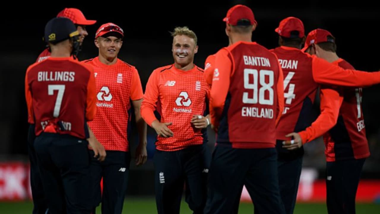 <p>இங்கிலாந்து ஆஸ்திரேலியா இடையேயான 3 டி20 போட்டிகள் கொண்ட தொடரை 2 1 என இங்கிலாந்து அணி வென்றது.<br />&nbsp;</p>