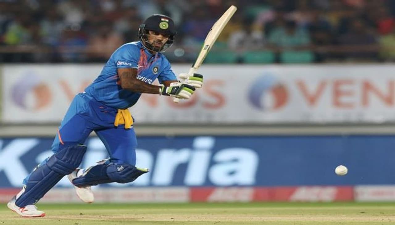 త్రోడౌన్‌ నిపుణుడు నువాన్‌ లెఫ్టార్మ్‌ బంతులను ధావన్‌ ఎడమ చేతి శైలి బ్యాటింగ్‌తో కొట్టడంతో అభిమానుల అల్లరి రెట్టింపు అయ్యింది. ఇదే సమయంలో మరో ఓపెనర్‌ లోకేశ్‌ రాహుల్‌ సైతం మైదానంలోకి ప్రవేశించాడు. ధావన్‌ ఎడమ చేతి వాటం శైలి షాట్‌ను, తను కుడి చేతివాటం శైలిలో ఆడేశాడు. ఓ వైపు ధావన్‌, మరో వైపు రాహుల్‌ షోతో అభిమానుల ఉత్సాహం జోరందుకుంది.