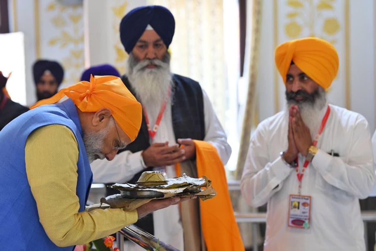 ബാബറി മസ്ജിദിലെ പ്രാര്ത്ഥാനാ അവകാശത്തിനായുള്ള രണ്ട് മത വിഭാഗങ്ങളുടെ തര്ക്കത്തിനുള്ള പരിഹാരമായിരുന്നു സുപ്രീംകോടതി തേടിയത്. രാജ്യം മൊത്തം സുപ്രീംകോടതി വിധിക്കായി കാത്തുനില്ക്കുകയായിരുന്നു. ബാബറി മസ്ജിദിലെ പ്രാര്ത്ഥാനാ അവകാശത്തിനായുള്ള രണ്ട് മത വിഭാഗങ്ങളുടെ തര്ക്കത്തിനുള്ള പരിഹാരമായിരുന്നു സുപ്രീംകോടതി തേടിയത്. രാജ്യം മൊത്തം സുപ്രീംകോടതി വിധിക്കായി കാത്തുനില്ക്കുകയായിരുന്നു.