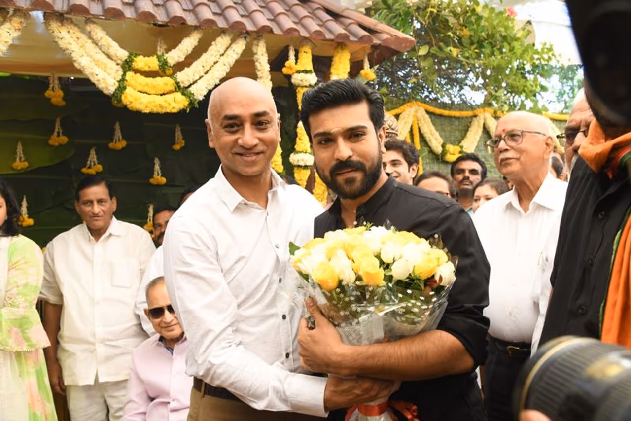 రాంచరణ్ కు స్వాగతం పలికిన గల్లా జయదేవ్ రాంచరణ్ కు స్వాగతం పలికిన గల్లా జయదేవ్