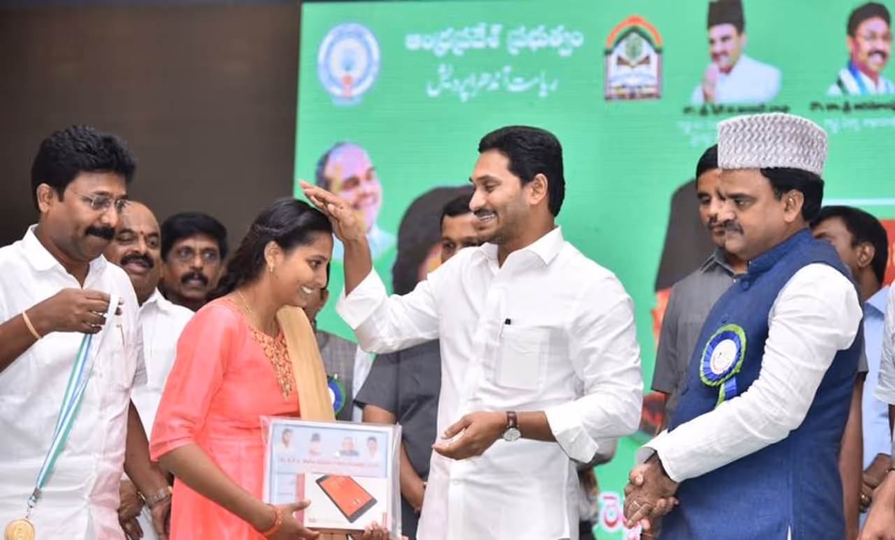 విద్యార్ధినిని దీవిస్తున్న సీఎం వైఎస్ జగన్మోహన్ రెడ్డి విద్యార్ధినిని దీవిస్తున్న సీఎం వైఎస్ జగన్మోహన్ రెడ్డి