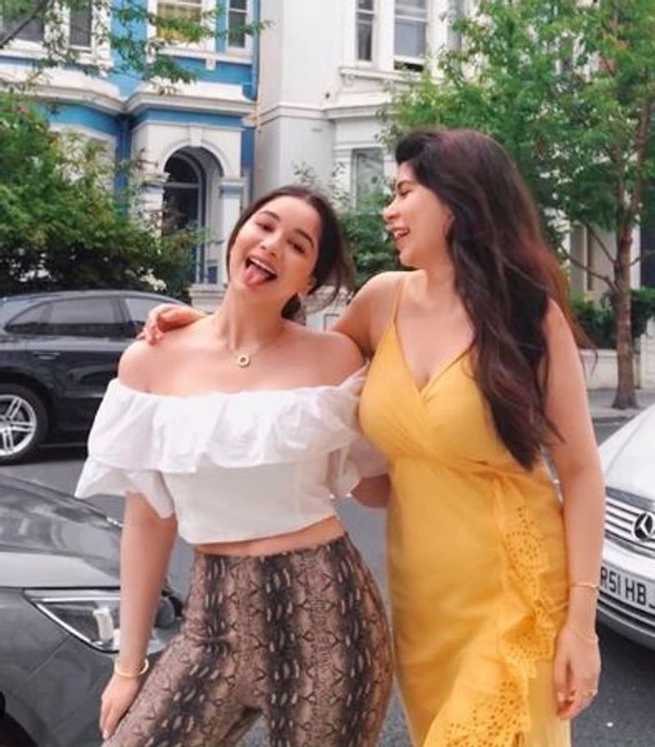 தோழியுடன் கியூட் ரியாக்ஷன் தோழியுடன் கியூட் ரியாக்ஷன்