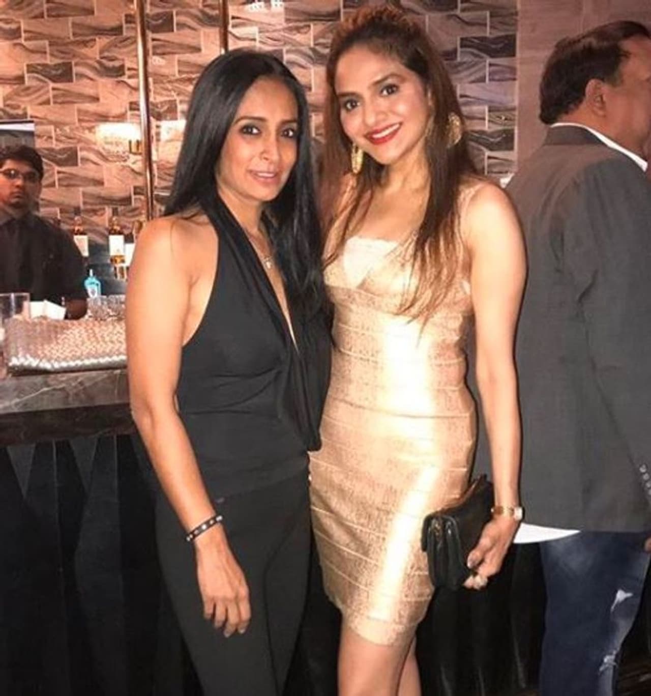 தோழியுடன் செம்ம ஸ்டைலிஷ் லுக்