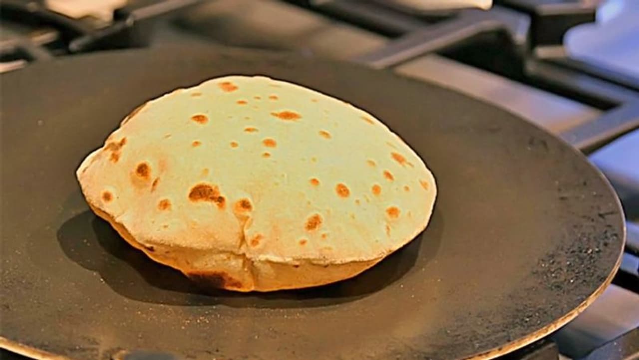 A two year old child who had rotis and paneer curry along with his parents died after developing symptoms of food poisoning. The parents of the baby boy have approached police and lodged a complaint against the hotel where the family dined.