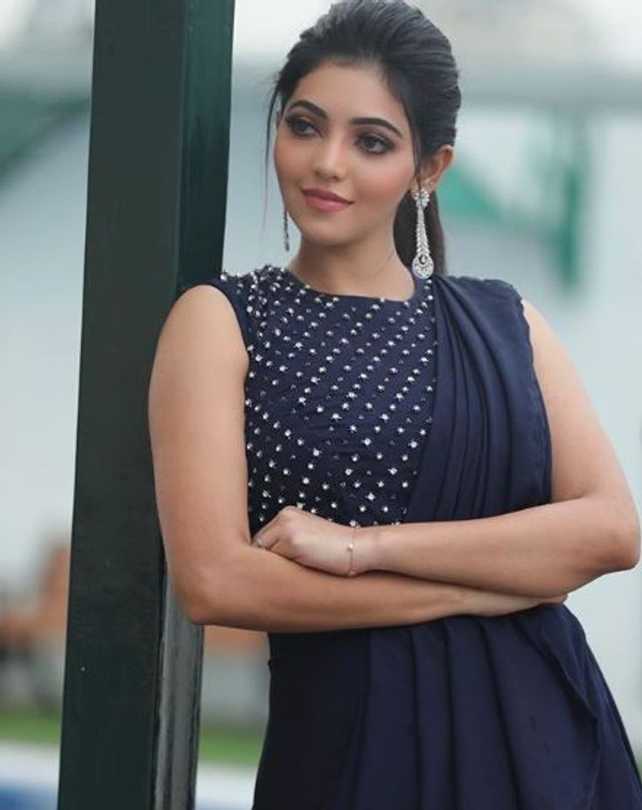 கை கட்டியபடி அதுல்யா கொடுக்கும் கியூட் லுக்