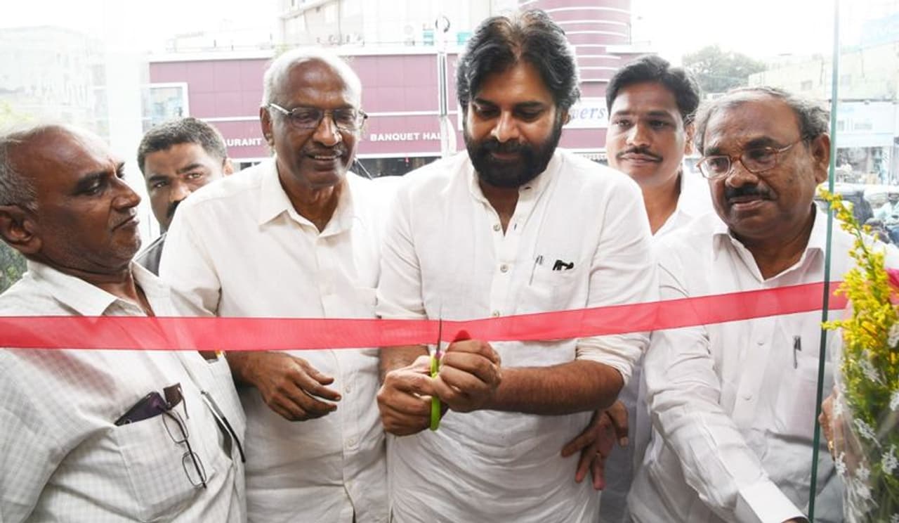 పవన్ కళ్యాణ్ విశాలాంద్ర బుక్ హౌజ్ ఎగ్జిబిషన్‌ను ప్రారంభించిన పవన్ కళ్యాణ్