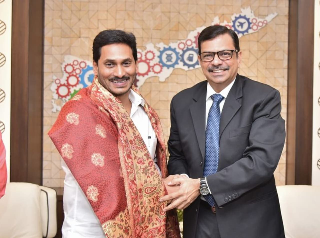 ఏపి సీఎం జగన్ ను ఎల్‌ఐసీ ఛైర్మన్ సన్మానం