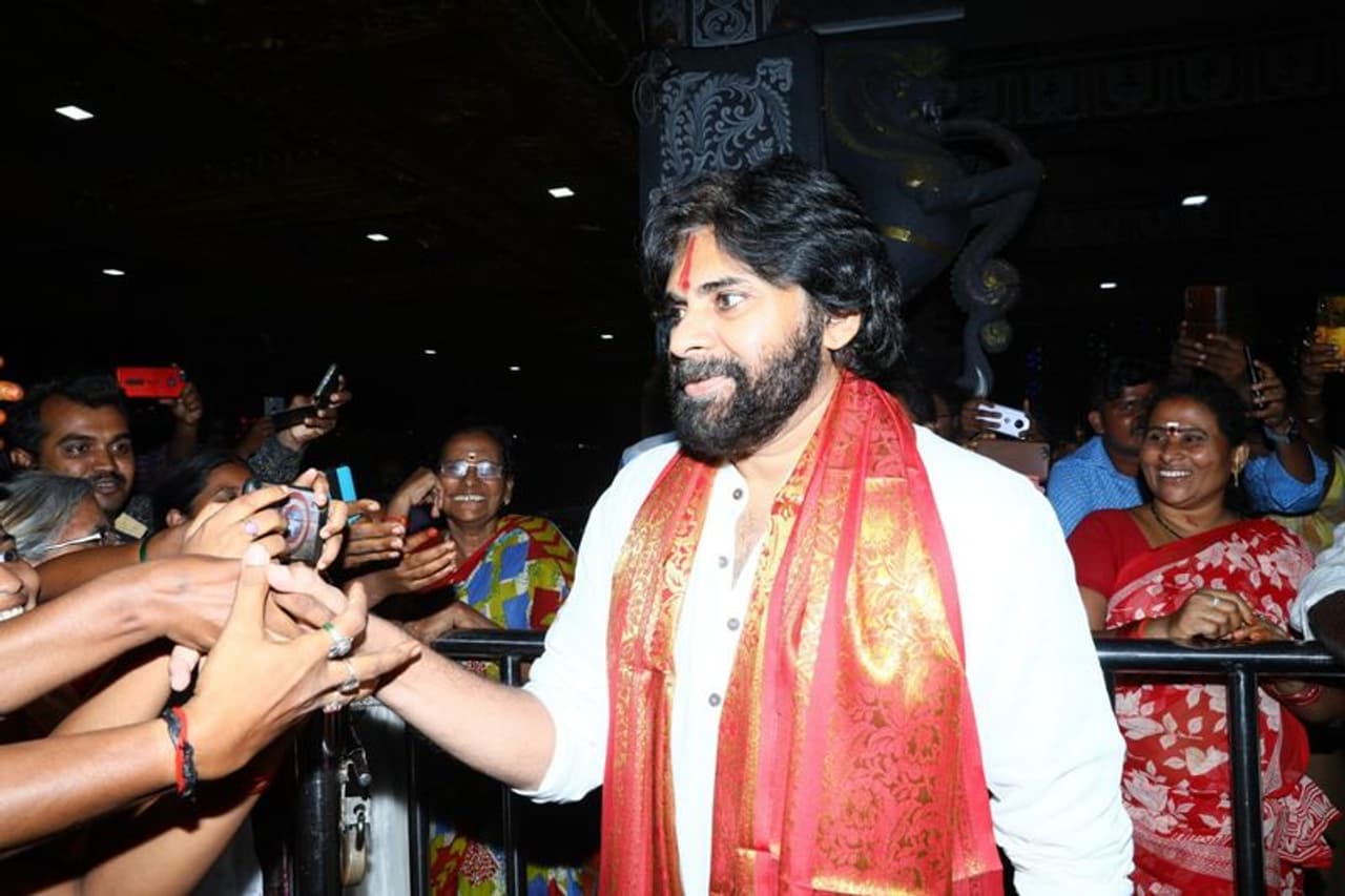 గుంటూరు జిల్లా నంబూరు శ్రీ దశావతార వేంకటేశ్వర స్వామి ఆలయానికి వస్తున్న పవన్ కళ్యాణ్‌కు స్వాగతం పలుకుతున్న అభిమానులు