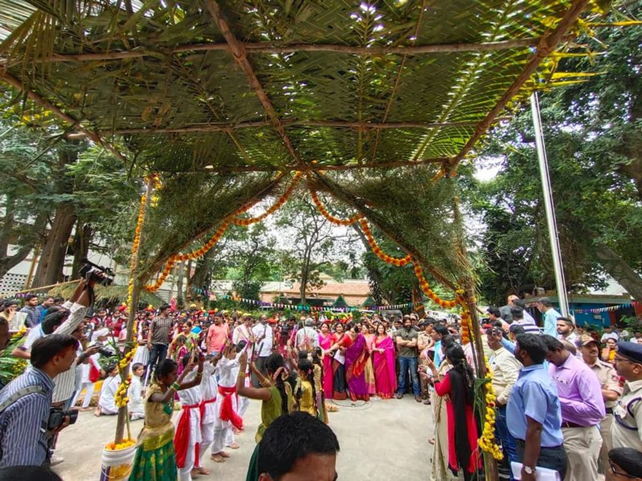 ಬೆಂಗಳೂರು ಸಿಟಿ ಪೊಲೀಸ್ ಆಯೋಜಿಸಿದ ಮಕ್ಕಳ ದಿನಾಚರಣೆಯಲ್ಲಿ ಭಾಗಿಯಾದ ಯಶ್ ಬೆಂಗಳೂರು ಸಿಟಿ ಪೊಲೀಸ್ ಆಯೋಜಿಸಿದ ಮಕ್ಕಳ ದಿನಾಚರಣೆಯಲ್ಲಿ ಭಾಗಿಯಾದ ಯಶ್