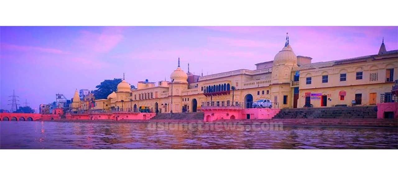 'വിധി'യ്ക്ക് പുറകെയാണ് ക്യാമറയും തൂക്കി അയോധ്യയുടെ പൊടിപിടിച്ച തെരുവുകളിലൂടെ വാർത്താ ശേഖരണത്തിന് ഇറങ്ങിയത്. 'വിധി'യ്ക്ക് പുറകെയാണ് ക്യാമറയും തൂക്കി അയോധ്യയുടെ പൊടിപിടിച്ച തെരുവുകളിലൂടെ വാർത്താ ശേഖരണത്തിന് ഇറങ്ങിയത്.