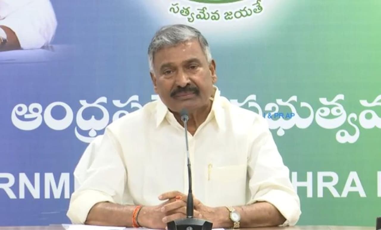 <p>ఆంధ్రప్రదేశ్ లో మరోసారి అమరావతి విషయం చర్చనీయాంశంగా మారింది. మొన్న మంత్రి పెద్ది రెడ్డి మాట్లాడుతూ.... అమరావతిని ఇప్పుడప్పుడు మార్చే ఉద్దేశం లేదు. కరోనా వైరస్ వ్యాప్తి ఉదృతంగా ఉన్న నేపథ్యంలో ఈ మహమ్మారి తగ్గుముఖం పట్టినాక మాత్రమే తాము ఆ దిశగా అడుగులు వేస్తామని అన్నారు. ఎవరు భయాందోళనలు చెందొద్దని అన్నారు. </p> <p>ఆంధ్రప్రదేశ్ లో మరోసారి అమరావతి విషయం చర్చనీయాంశంగా మారింది. మొన్న మంత్రి పెద్ది రెడ్డి మాట్లాడుతూ.... అమరావతిని ఇప్పుడప్పుడు మార్చే ఉద్దేశం లేదు. కరోనా వైరస్ వ్యాప్తి ఉదృతంగా ఉన్న నేపథ్యంలో ఈ మహమ్మారి తగ్గుముఖం పట్టినాక మాత్రమే తాము ఆ దిశగా అడుగులు వేస్తామని అన్నారు. ఎవరు భయాందోళనలు చెందొద్దని అన్నారు. </p>