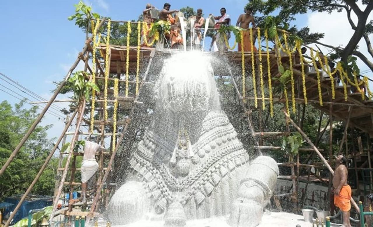 ಚಾಮುಂಡಿ ಬೆಟ್ಟದಲ್ಲಿರುವ ನಂದಿ ಪ್ರತಿಮೆಗೆ ಅದ್ಧೂರಿಯಾಗಿ ಮಹಾಭಿಷೇಕ ನಡೆಯಿತು.