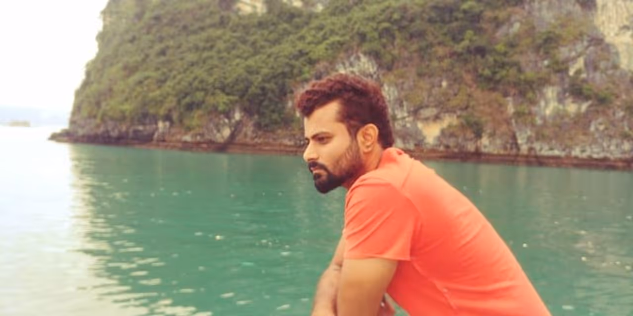 ದೀಪಕ್ ಗಾರೆಮನೆ ಮೂಲತಃ ತಿಪಟೂರಿನವರು.