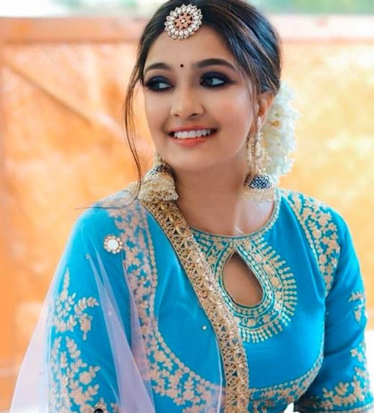 நீல நிற உடையில் கவர்ந்திழுக்கும் சௌந்தர்யா நீல நிற உடையில் கவர்ந்திழுக்கும் சௌந்தர்யா