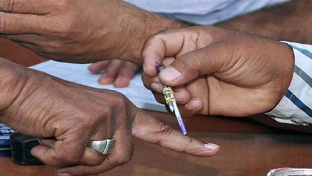 తెలంగాణాలో మరోమారు ఎన్నికలవేడి ముంచుకొస్తుంది. మునిసిపల్ ఎన్నికలకు హై కోర్ట్ కూడా గ్రీన్ సిగ్నల్ ఇవ్వడంతో ఇక కేవలం మునిసిపాలిటీలు రేజర్వేషన్లు ప్రకటించడమే తరువాయి. ఇంకో నాలుగు రోజుల్లో నామినేషన్ల ప్రక్రియ కూడా మొదలవనుంది. తెలంగాణాలో మరోమారు ఎన్నికలవేడి ముంచుకొస్తుంది. మునిసిపల్ ఎన్నికలకు హై కోర్ట్ కూడా గ్రీన్ సిగ్నల్ ఇవ్వడంతో ఇక కేవలం మునిసిపాలిటీలు రేజర్వేషన్లు ప్రకటించడమే తరువాయి. ఇంకో నాలుగు రోజుల్లో నామినేషన్ల ప్రక్రియ కూడా మొదలవనుంది.