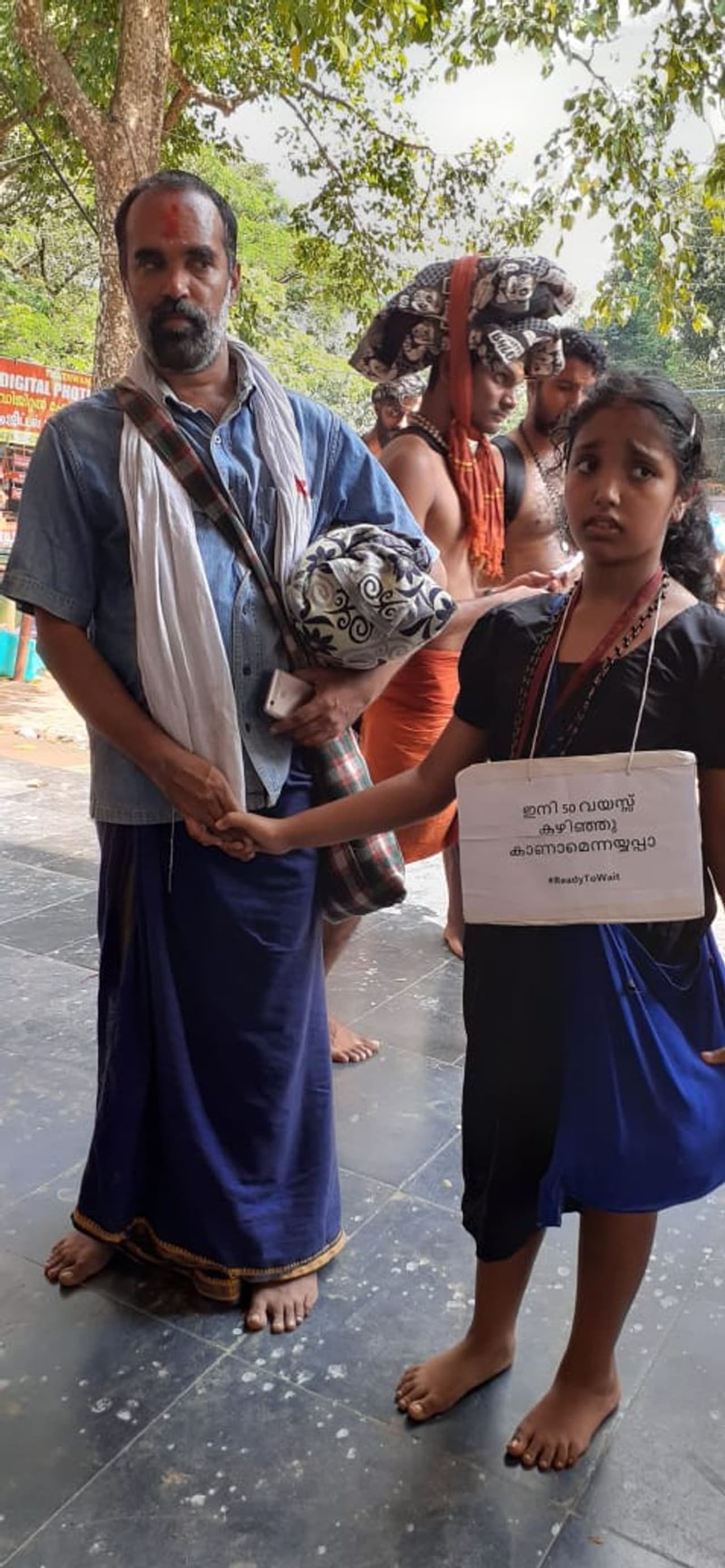 അയ്യനെ കാണാൻ ദിവസവും നിരവധി മാളികപ്പുറങ്ങളാണ് സന്നിധാനത്ത് എത്തുന്നത്. എന്നാല് വനിതാ പൊലീസ് എല്ലാവരുടെയും ഐഡന്റിറ്റി കാര്ഡുകള് കര്ശന പരിശോധനയ്ക്ക് വിധേയമാക്കിയാണ് കടത്തി വിടുന്നത്. അയ്യനെ കാണാൻ ദിവസവും നിരവധി മാളികപ്പുറങ്ങളാണ് സന്നിധാനത്ത് എത്തുന്നത്. എന്നാല് വനിതാ പൊലീസ് എല്ലാവരുടെയും ഐഡന്റിറ്റി കാര്ഡുകള് കര്ശന പരിശോധനയ്ക്ക് വിധേയമാക്കിയാണ് കടത്തി വിടുന്നത്.