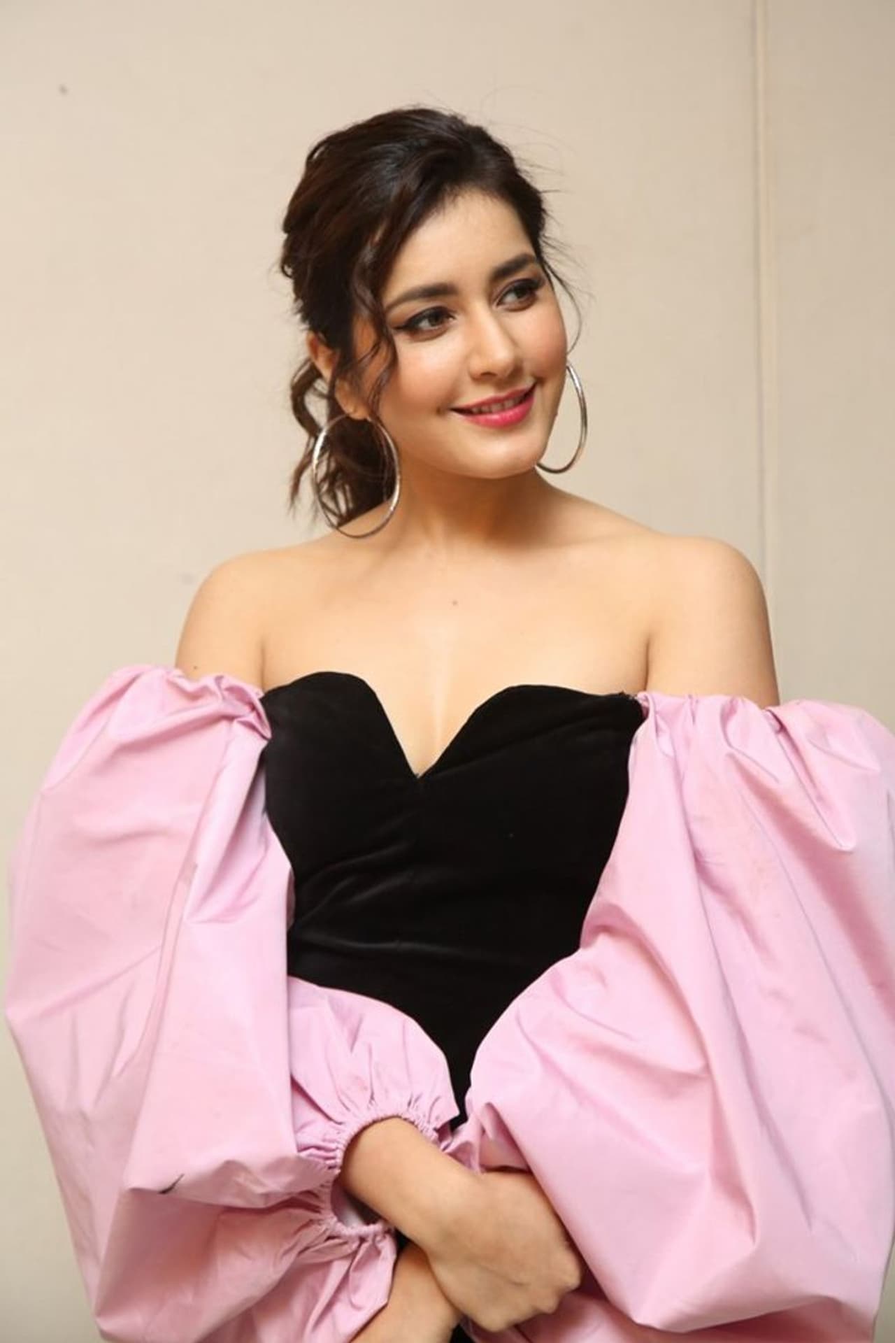 லோ நெக் உடையில் கவர்ச்சி போஸ் லோ நெக் உடையில் கவர்ச்சி போஸ்