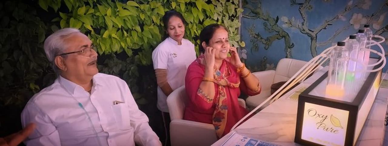 വൃശ്ചികമാസം തുടങ്ങും മുന്നേ വായു മലിനീകരണത്തിൽപ്പെട്ട് ശ്വാസം മുട്ടി കഴിയുകയാണ് രാജ്യതലസ്ഥാനം. ശ്വസിക്കാൻ ശുദ്ധവായു ലഭിക്കാത്തതിനെ തുടർന്ന് വലിയ ബുദ്ധിമുട്ടാണ് ദില്ലിയിലെയും പരിസരപ്രദേശങ്ങളിലുമുള്ള ആളുകള് അനുഭവിക്കുന്നത്. വൃശ്ചികമാസം തുടങ്ങും മുന്നേ വായു മലിനീകരണത്തിൽപ്പെട്ട് ശ്വാസം മുട്ടി കഴിയുകയാണ് രാജ്യതലസ്ഥാനം. ശ്വസിക്കാൻ ശുദ്ധവായു ലഭിക്കാത്തതിനെ തുടർന്ന് വലിയ ബുദ്ധിമുട്ടാണ് ദില്ലിയിലെയും പരിസരപ്രദേശങ്ങളിലുമുള്ള ആളുകള് അനുഭവിക്കുന്നത്.