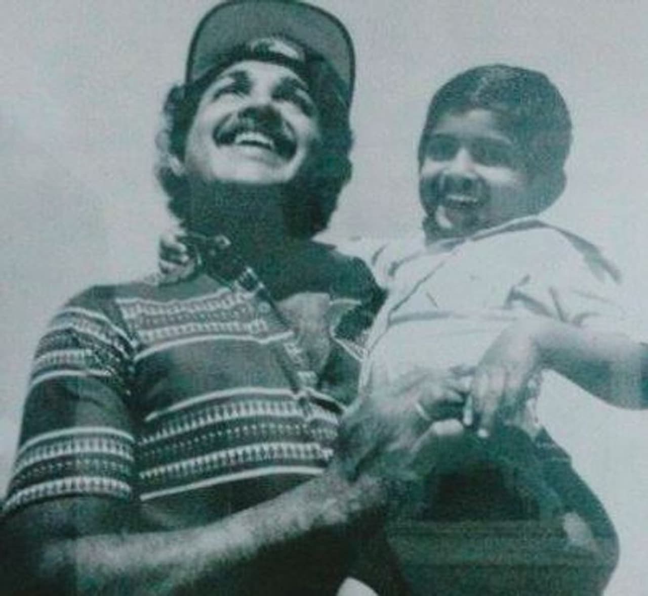 தந்தையின் கையில் குட்டி அருண் விஜய் தந்தையின் கையில் குட்டி அருண் விஜய்