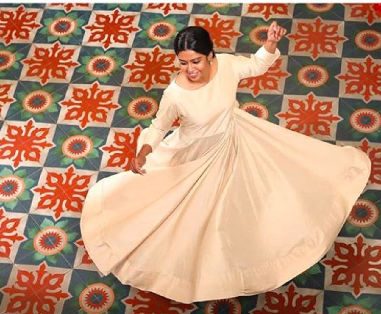 வெள்ளை நிற அனார்கலியில் பம்பரமாய் சுற்றும் கண்ணம்மா