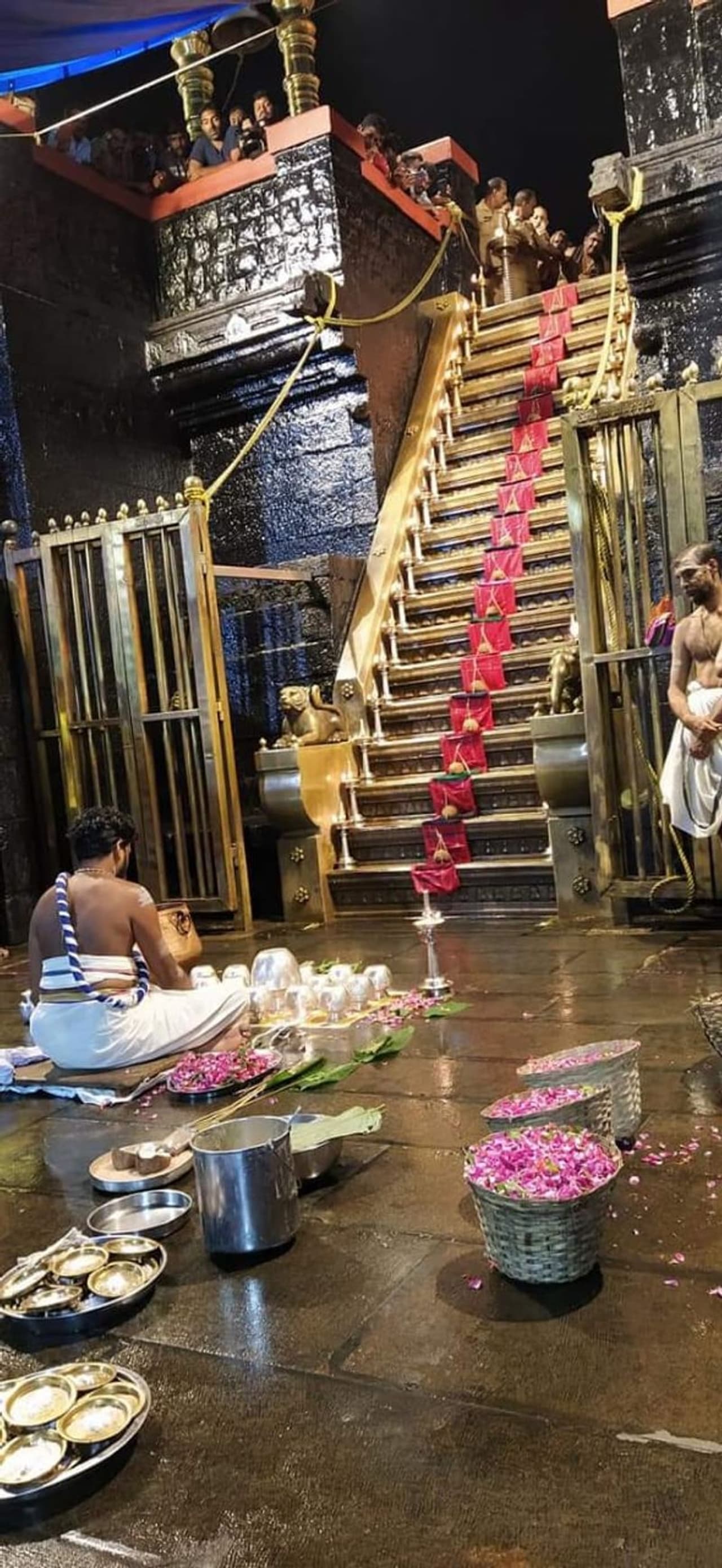 വൃശ്ചിക മാസ പ്രത്യേകപൂജയുടെ ഭാഗമായി ഇന്നലെ വൈക്കീട്ട് നടന്ന ശബരിമല പൊന്നുംപടി പൂജ വൃശ്ചിക മാസ പ്രത്യേകപൂജയുടെ ഭാഗമായി ഇന്നലെ വൈക്കീട്ട് നടന്ന ശബരിമല പൊന്നുംപടി പൂജ