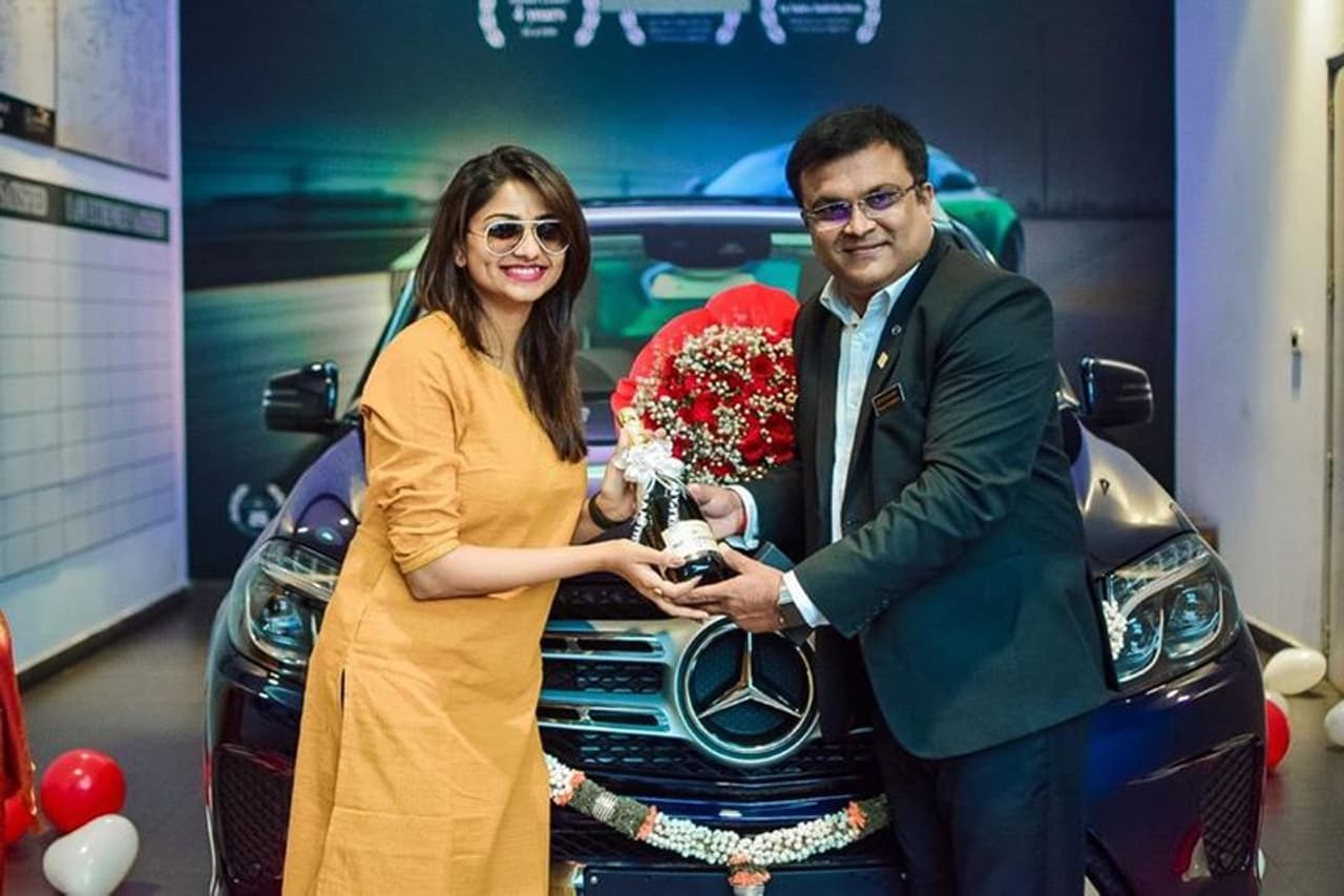 ಸ್ಯಾಂಡಲ್ವುಡ್ ನಟಿ ರಚಿತಾ ರಾಮ್ ನೂತನ ಮರ್ಸಡೀಸ್ ಬೆಂಜ್ ಕಾರು ಖರೀದಿಸಿದ್ದಾರೆ ಸ್ಯಾಂಡಲ್ವುಡ್ ನಟಿ ರಚಿತಾ ರಾಮ್ ನೂತನ ಮರ್ಸಡೀಸ್ ಬೆಂಜ್ ಕಾರು ಖರೀದಿಸಿದ್ದಾರೆ
