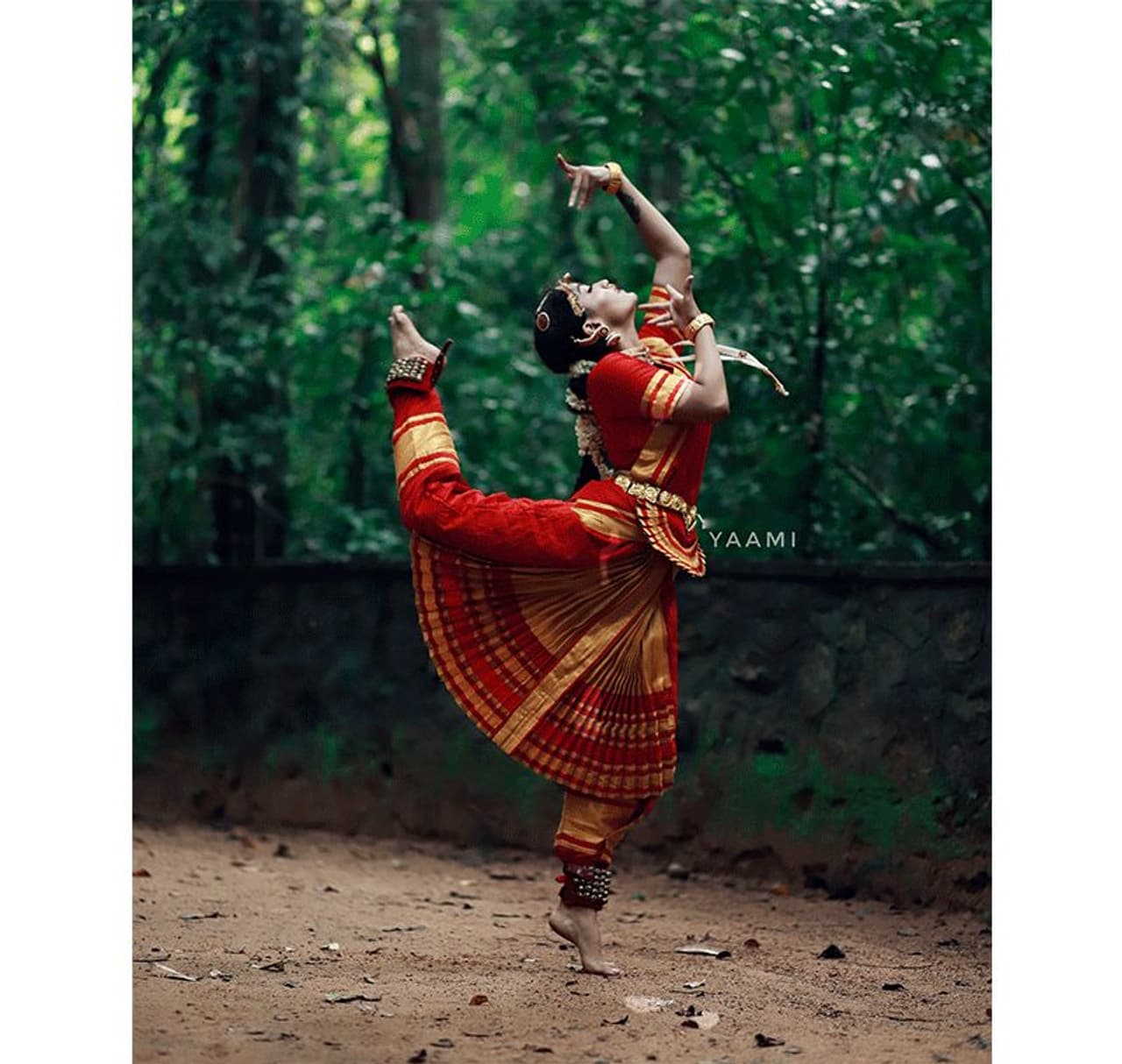 വാസപ്രസ്ഥത്തിലെ സുഭദ്രയും മണിചിത്രത്താഴിലെ നാഗവല്ലിയുമാണ് തനിക്കേറ്റവും ഇഷ്ടപ്പെട്ട കഥാപാത്രങ്ങളെന്ന് യാമി പറയുന്നു. സുഭദ്രയുടെ ഫോട്ടോഷൂട്ട് ചെയ്തതിന് ശേഷമാണ് നാഗവല്ലിയെ വച്ച് ഒരു ഫോട്ടോഷൂട്ട് ചെയ്യണമെന്ന ആഗ്രഹമുണ്ടായത്. ഏതാണ്ട് ഒരു വര്ഷത്തോളം ഈയൊരു ആശയവുമായി നടന്നു. വാസപ്രസ്ഥത്തിലെ സുഭദ്രയും മണിചിത്രത്താഴിലെ നാഗവല്ലിയുമാണ് തനിക്കേറ്റവും ഇഷ്ടപ്പെട്ട കഥാപാത്രങ്ങളെന്ന് യാമി പറയുന്നു. സുഭദ്രയുടെ ഫോട്ടോഷൂട്ട് ചെയ്തതിന് ശേഷമാണ് നാഗവല്ലിയെ വച്ച് ഒരു ഫോട്ടോഷൂട്ട് ചെയ്യണമെന്ന ആഗ്രഹമുണ്ടായത്. ഏതാണ്ട് ഒരു വര്ഷത്തോളം ഈയൊരു ആശയവുമായി നടന്നു.