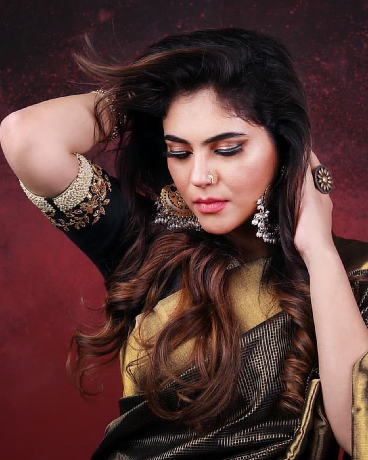 காற்றில் அலைபாயும் கற்றை கூந்தல் காற்றில் அலைபாயும் கற்றை கூந்தல்