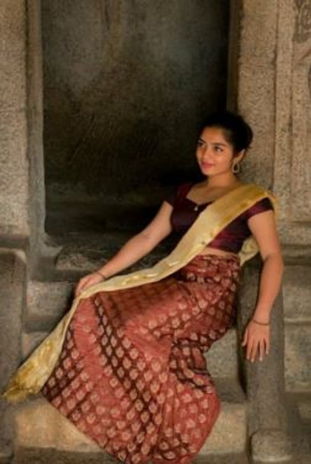 கற்கோவிலில் அழகு சிற்பம் போல் அமர்ந்திருக்கும் கௌரி