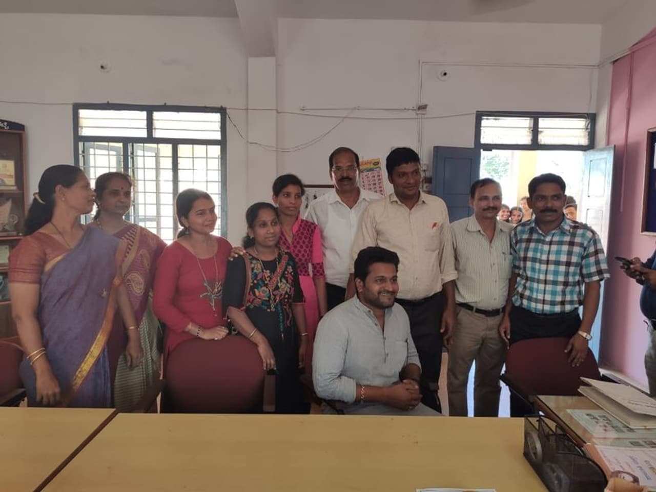 ಸ್ಯಾಂಡಲ್ವುಡ್ ನಟ, ನಿರ್ದೇಶಕ ರಿಷಬ್ ಶೆಟ್ಟಿ ತಮ್ಮ ಸರ್ಕಾರಿ ಶಾಲಾ ಉಳಿಸಿ ಅಭಿಯಾನ ಮುಂದುವರಿಸಿದ್ದಾರೆ ಸ್ಯಾಂಡಲ್ವುಡ್ ನಟ, ನಿರ್ದೇಶಕ ರಿಷಬ್ ಶೆಟ್ಟಿ ತಮ್ಮ ಸರ್ಕಾರಿ ಶಾಲಾ ಉಳಿಸಿ ಅಭಿಯಾನ ಮುಂದುವರಿಸಿದ್ದಾರೆ