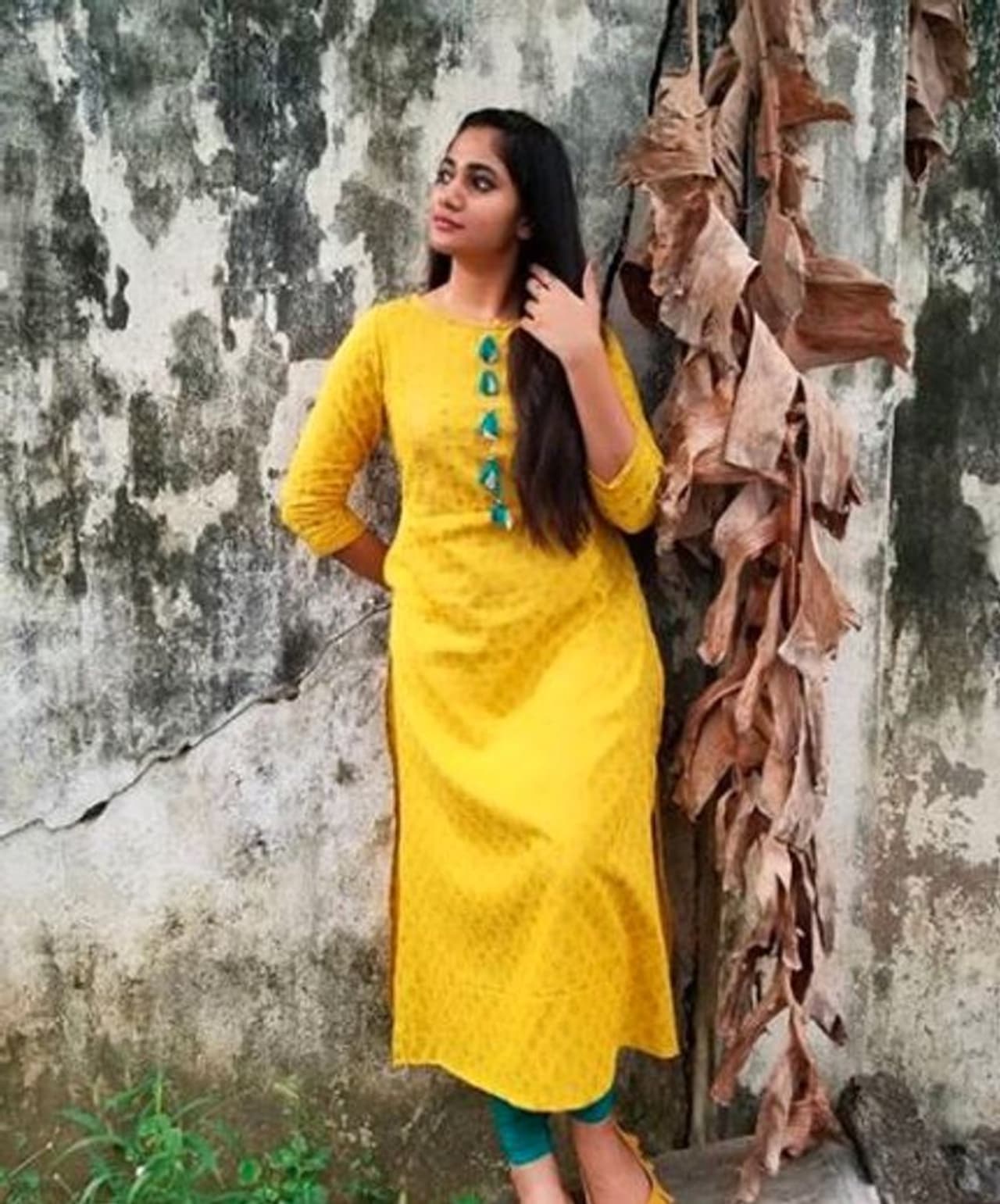 வாழை மரம் அருகே நின்று அசத்தல் போஸ் வாழை மரம் அருகே நின்று அசத்தல் போஸ்