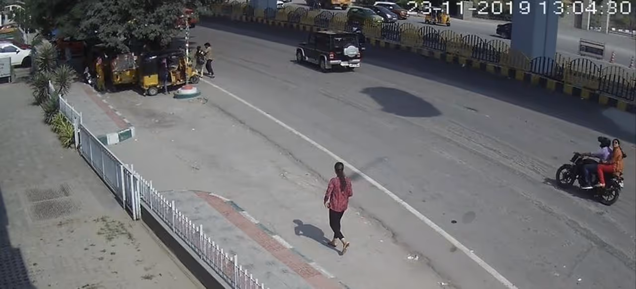 గాయపడినవారిని చికిత్స నిమిత్తం ఆస్పత్రికి తరలించారు. కారు అదుపు తప్పి ఫ్లై ఓవర్ నుంచి కింద పడింది. ప్రమాదంతో ఆ ప్రాంతంలో ట్రాఫిక్ జామ్ ఏర్పడింది.