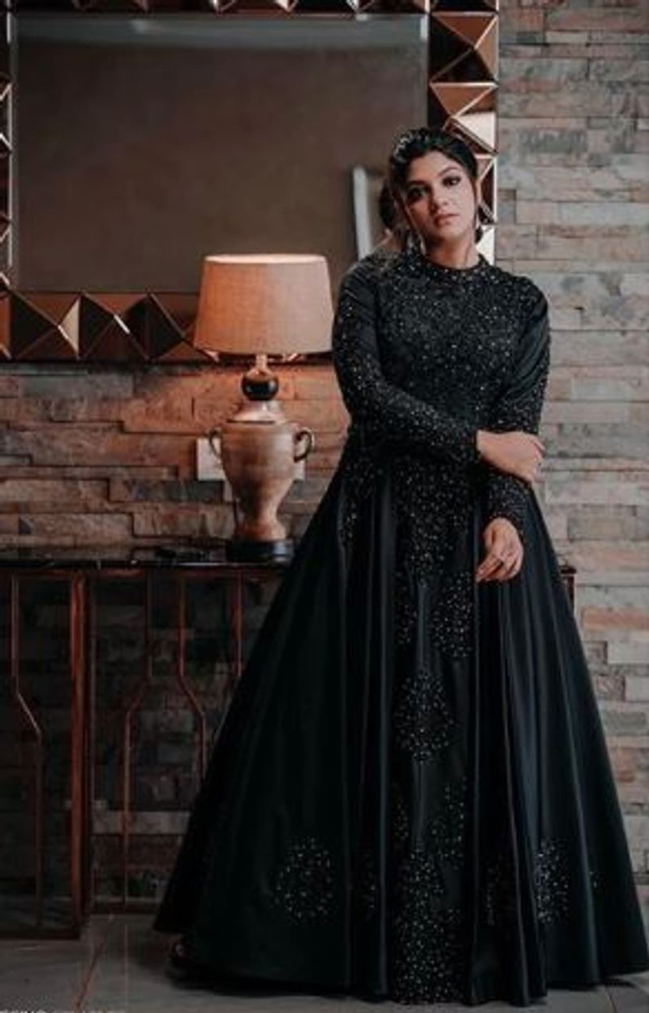 செதுக்கி வைத்த சிலை போல் நிற்கும் அபர்ணா