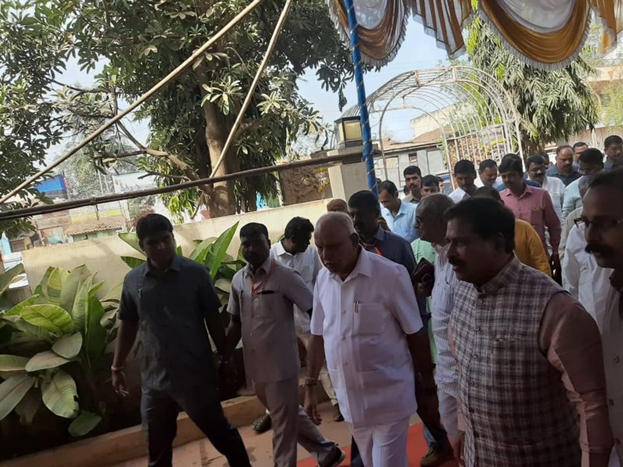 ಸಿಎಂ ಬಿ. ಎಸ್. ಯಡಿಯೂರಪ್ಪ ಅವರು ಬೆಳಗಾವಿಯಲ್ಲಿ ಕೇಂದ್ರ ಸಚಿವ ಸುರೇಶ್ ಅಂಗಡಿ ತಮ್ಮನ ಮಗಳ ಮದುವೆ ಸಮಾರಂಭಕ್ಕೆ ಆಗಮಿಸಿದ ಸಂದರ್ಭ.