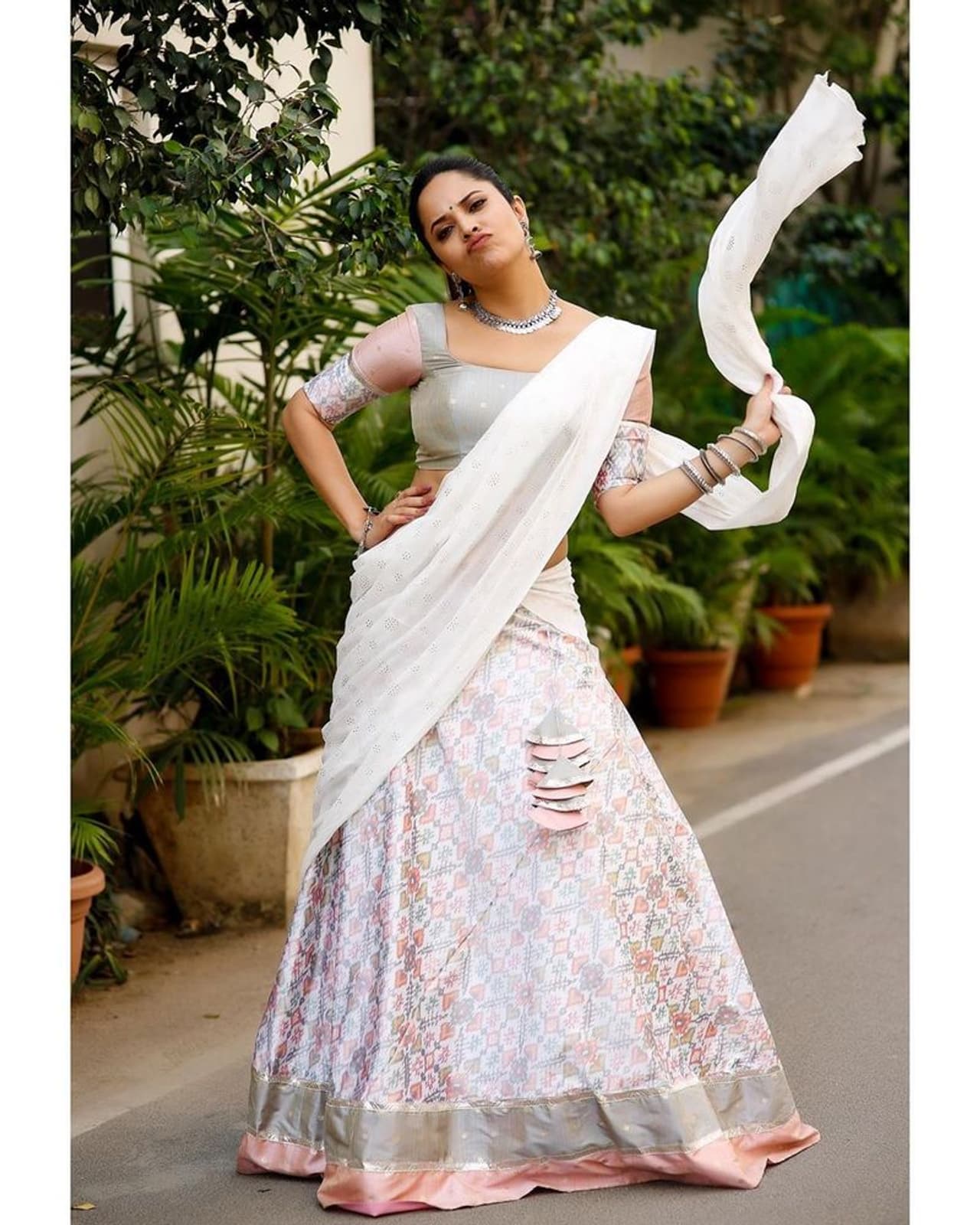 (Courtesy: Instagram) క్షణం, సోగ్గాడే చిన్నినాయనా లాంటి చిత్రాలు అనసూయకు వెండితెరపై మంచి గుర్తింపు తీసుకువచ్చాయి.