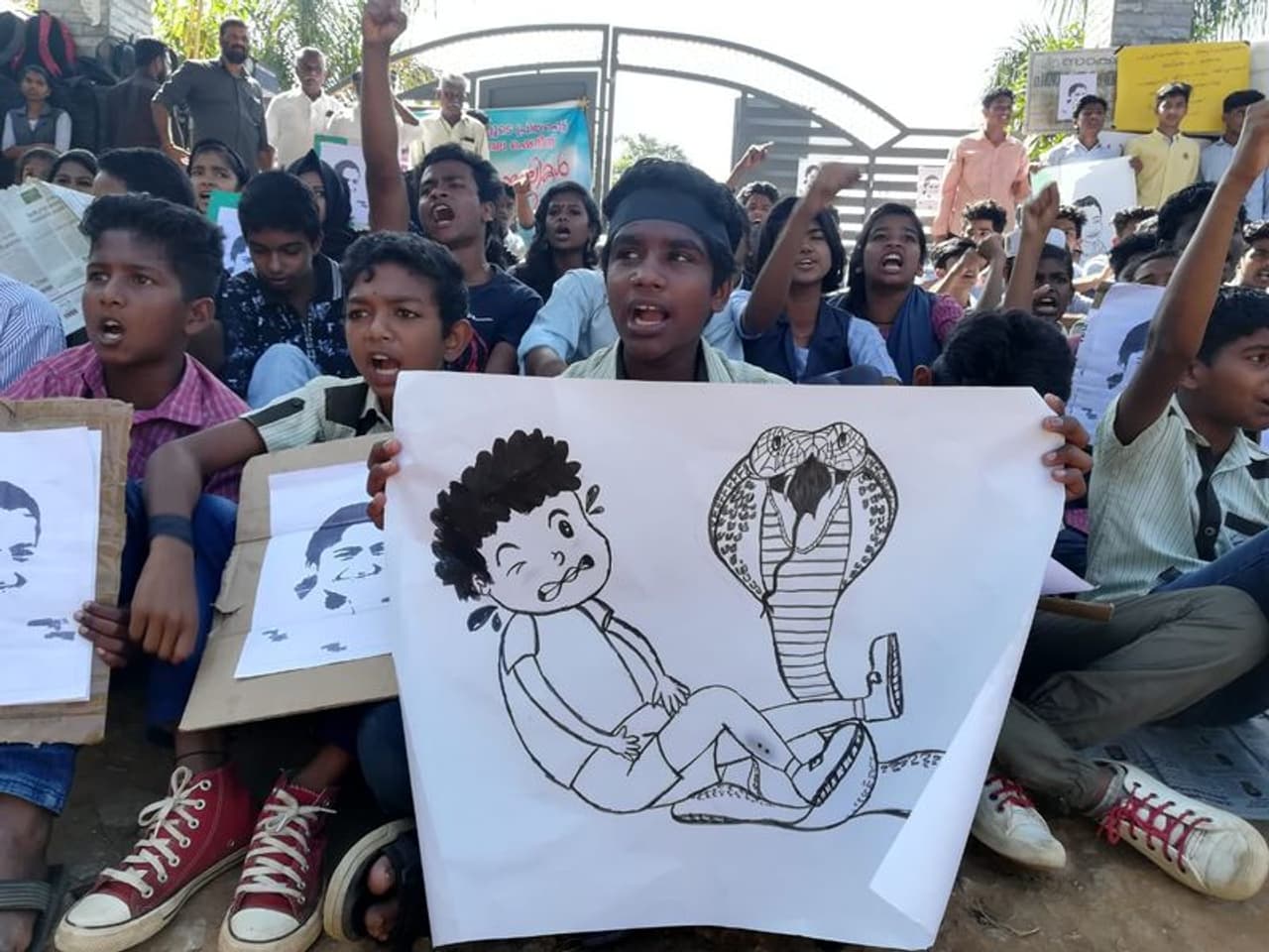 അധ്യാപകരും പിടിഎ പ്രതിനിധികളും ചേർന്ന് കേസ് ഒതുക്കി തീർക്കാൻ ശ്രമിക്കുന്നുവെന്നാണ് കുട്ടികളുടെ പ്രധാന ആരോപണം. അധ്യാപകരും പിടിഎ പ്രതിനിധികളും ചേർന്ന് കേസ് ഒതുക്കി തീർക്കാൻ ശ്രമിക്കുന്നുവെന്നാണ് കുട്ടികളുടെ പ്രധാന ആരോപണം.