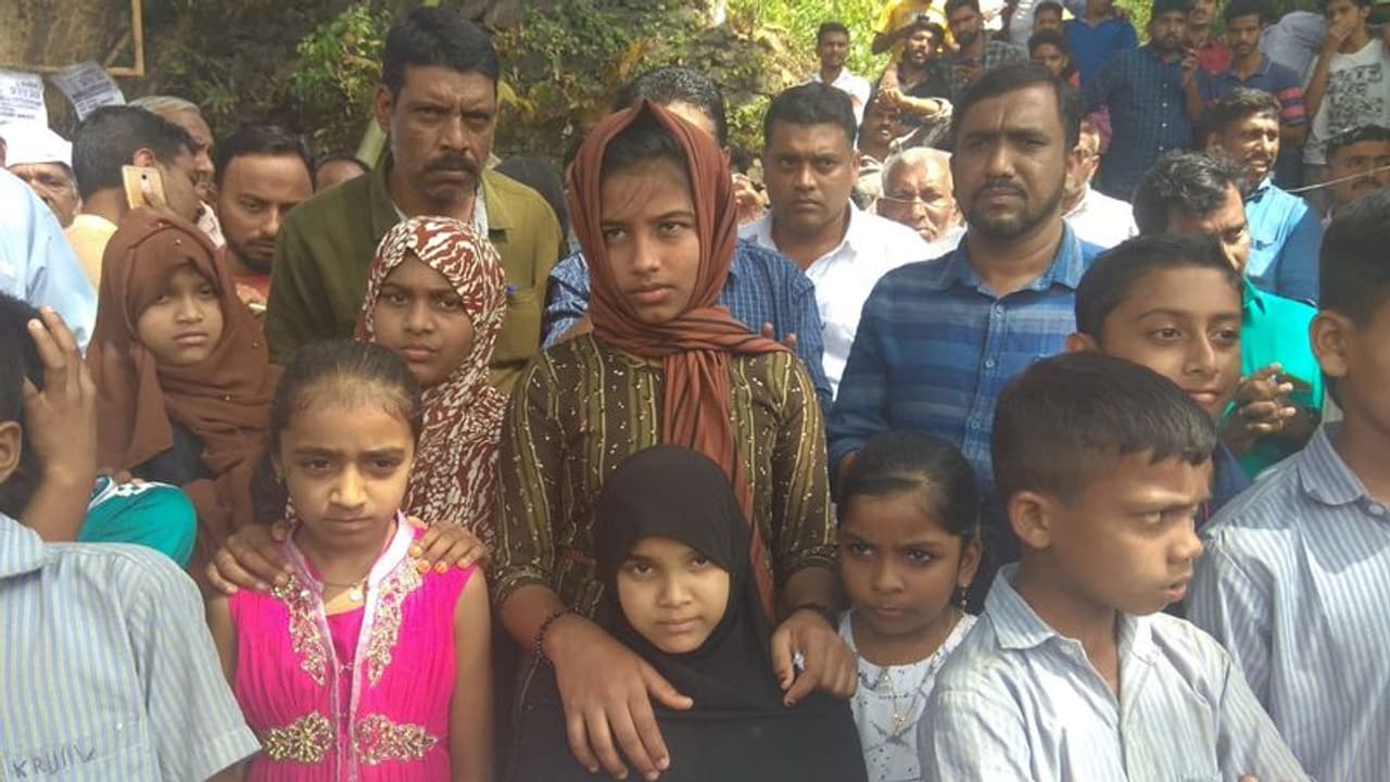 അഞ്ചുകുന്ന് ജിഎംയുപി സ്കൂളിലെ സംരക്ഷണ ഭിത്തിയടക്കം ഇടിഞ്ഞ് റോഡിലേക്ക് വീണു തുടങ്ങിയിട്ട് നാളുകള് ഏറെയായി. അഞ്ചുകുന്ന് ജിഎംയുപി സ്കൂളിലെ സംരക്ഷണ ഭിത്തിയടക്കം ഇടിഞ്ഞ് റോഡിലേക്ക് വീണു തുടങ്ങിയിട്ട് നാളുകള് ഏറെയായി.