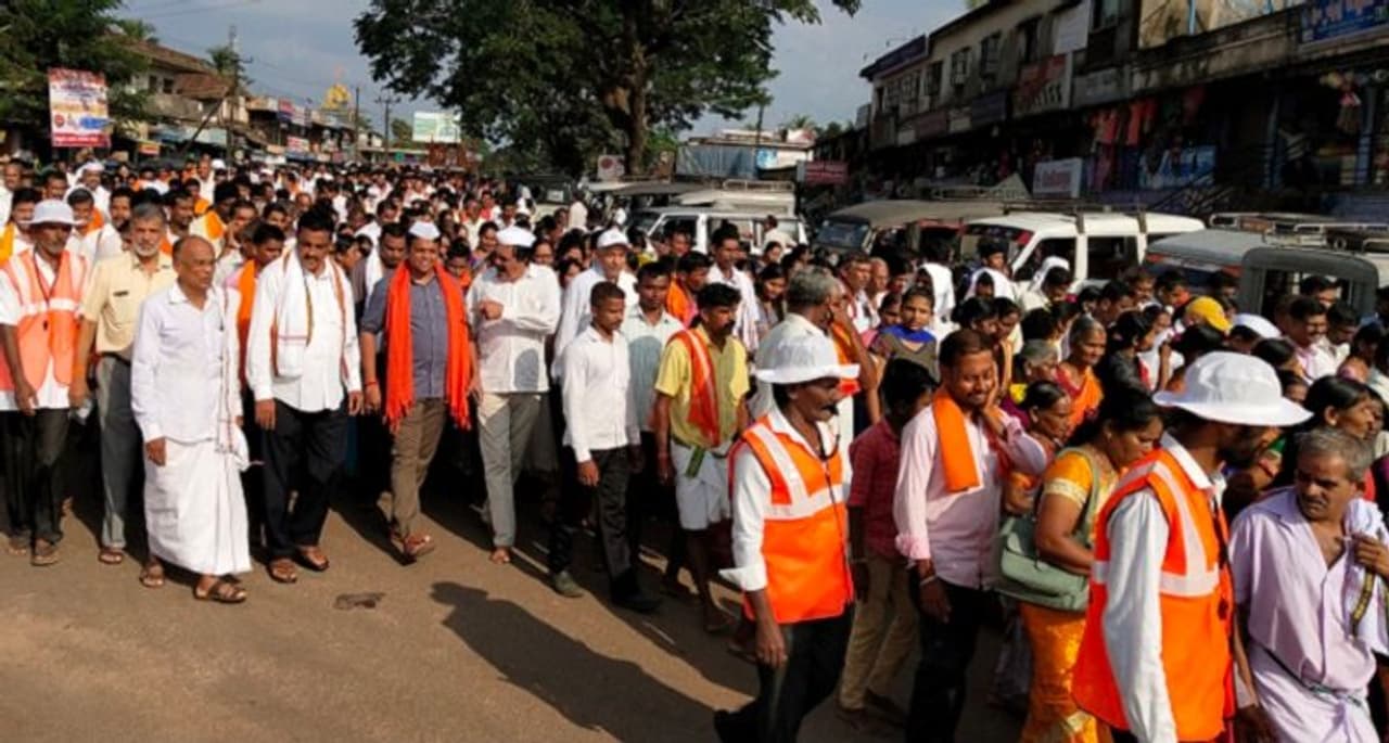 ಕಾರ್ತಿಕ ಮಾಸದಲ್ಲಿ ಧರ್ಮಸ್ಥಳದಲ್ಲಿ ನಡೆಯುವ ಲಕ್ಷದೀಪೋತ್ಸವ ಸಂಭ್ರಮದಲ್ಲಿ ಸಾವಿರಾರು ಭಕ್ತರು ಭಾಗಿಯಾಗಿದ್ದಾರೆ. ಕಾರ್ತಿಕ ಮಾಸದಲ್ಲಿ ಧರ್ಮಸ್ಥಳದಲ್ಲಿ ನಡೆಯುವ ಲಕ್ಷದೀಪೋತ್ಸವ ಸಂಭ್ರಮದಲ್ಲಿ ಸಾವಿರಾರು ಭಕ್ತರು ಭಾಗಿಯಾಗಿದ್ದಾರೆ.
