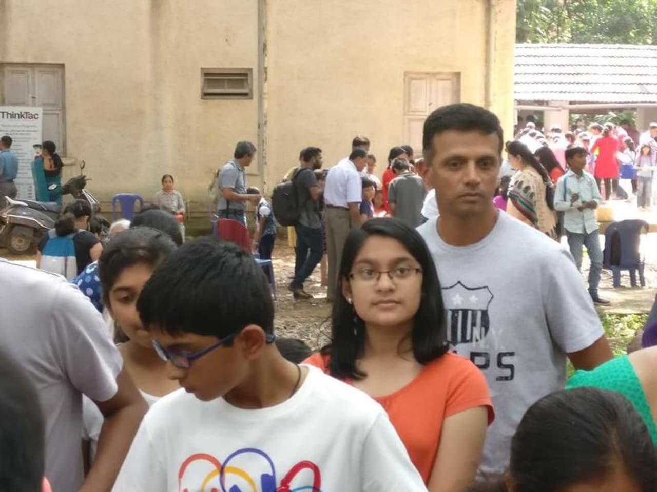 * ಮಕ್ಕಳ ವಿಜ್ಞಾನ ವಸ್ತು ಪ್ರದರ್ಶನದ ವೇಳೆ ಸಾಮಾನ್ಯ ವ್ಯಕ್ತಿಯಂತೆ ಸರತಿ ಸಾಲಿನಲ್ಲಿ ನಿಂತಿರುವ ದ್ರಾವಿಡ್ * ಮಕ್ಕಳ ವಿಜ್ಞಾನ ವಸ್ತು ಪ್ರದರ್ಶನದ ವೇಳೆ ಸಾಮಾನ್ಯ ವ್ಯಕ್ತಿಯಂತೆ ಸರತಿ ಸಾಲಿನಲ್ಲಿ ನಿಂತಿರುವ ದ್ರಾವಿಡ್