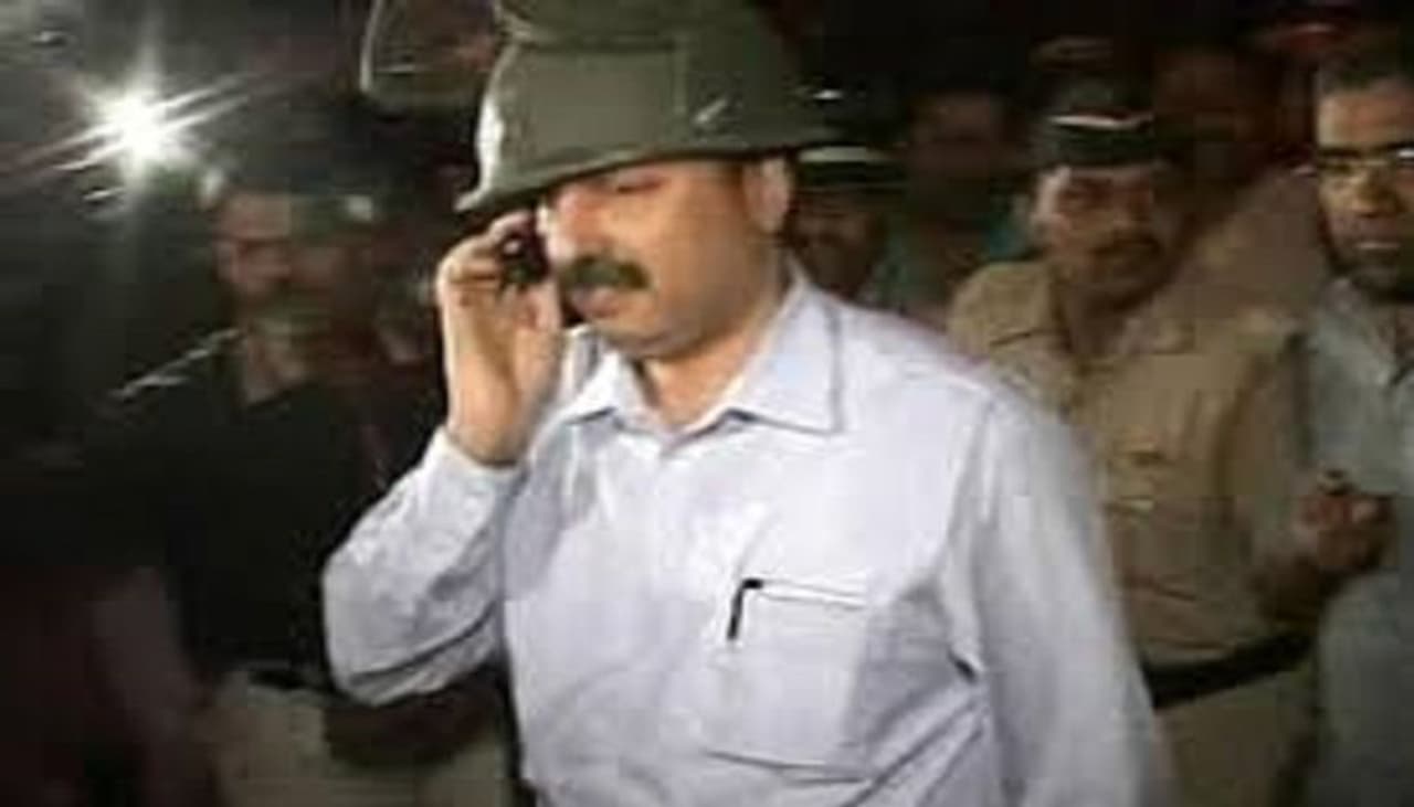 ಹೇಮಂತ ಕರ್ಕರೆ: ಮಹಾರಾಷ್ಟ್ರದ ಎಟಿಎಫ್ ಮುಖ್ಯತಸ್ಥರಾಗಿದ್ದ ಐಪಿಎಸ್ ಅಧಿಕಾರಿ ಹೇಮಂತ್ ಕರ್ಕರೆ, ಕಾರ್ಯಾಚರಣೆ ವೇಳೆ ಉಗ್ರರ ಗುಂಡೇಟಿಗೆ ಬಲಿಯಾಗಿದ್ದರು.