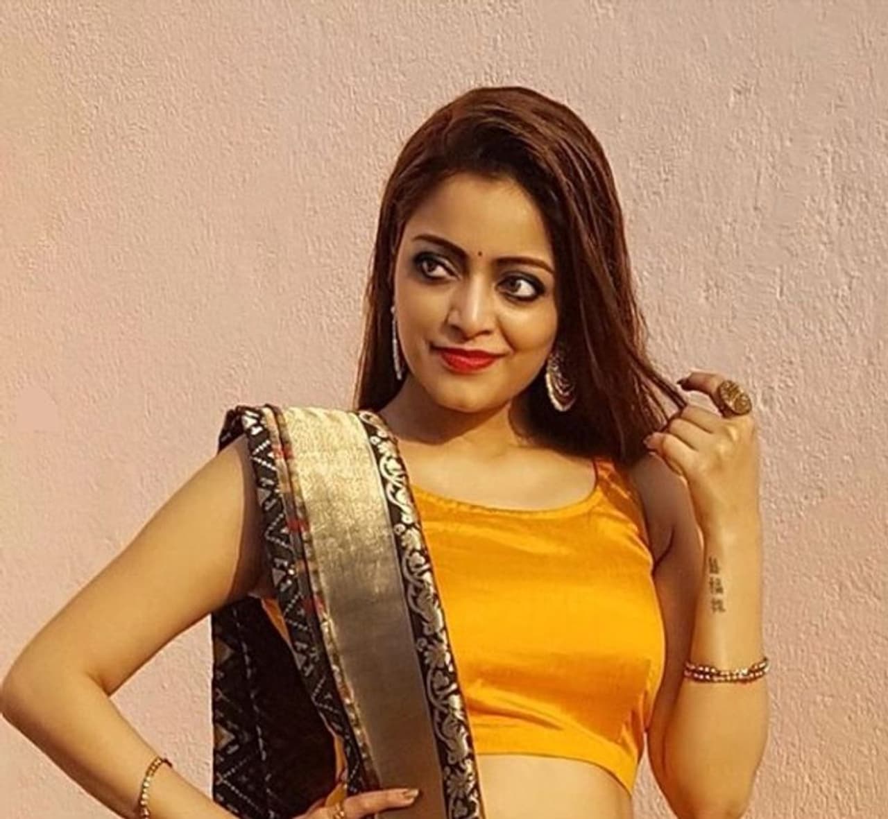 மஞ்சள் நிற உடையில் மயக்கும் ஜனனி மஞ்சள் நிற உடையில் மயக்கும் ஜனனி