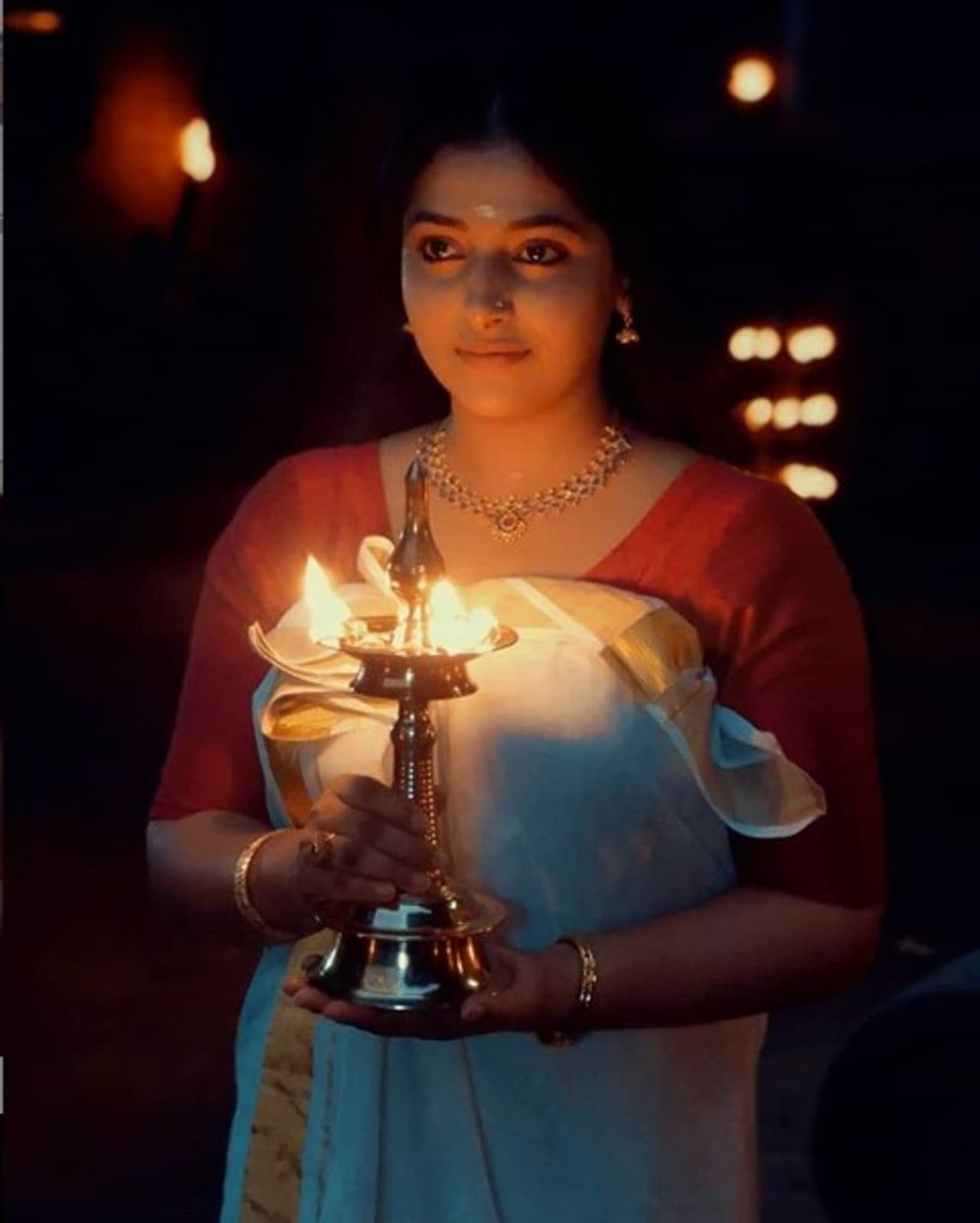 தீப ஒளியிலே தெரிவது தேவதையா... தீப ஒளியிலே தெரிவது தேவதையா...