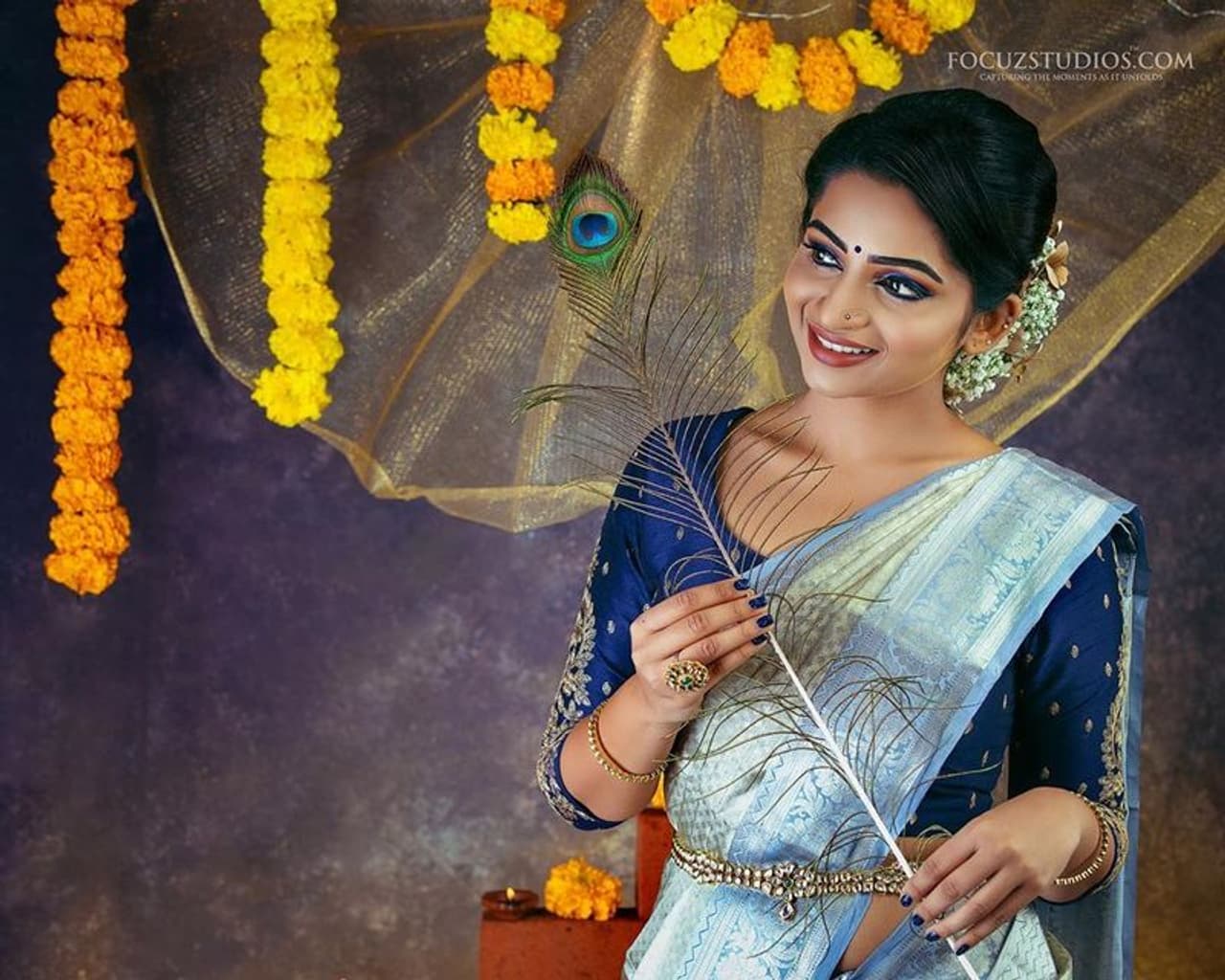 தோகையை கையில் ஏந்திய அழகு மயில் தோகையை கையில் ஏந்திய அழகு மயில்