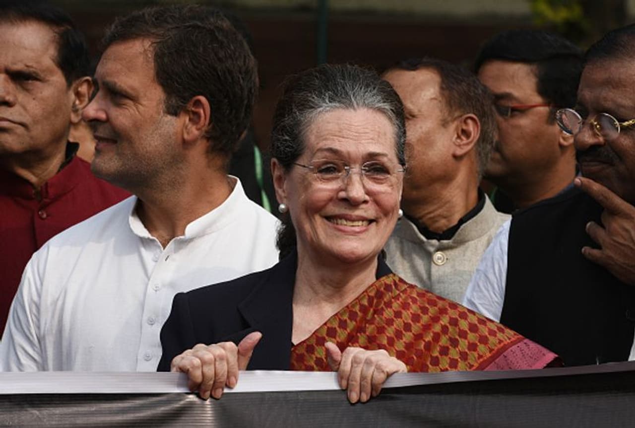 ഭരണഘടനാദിനത്തിൽ ഭരണഘടനയുടെ താളുകള്‍ കേന്ദ്രവിരുദ്ധസമരത്തിന്‍റെ പ്രധാന പ്രതിരോധമാക്കി പ്രതിപക്ഷം.